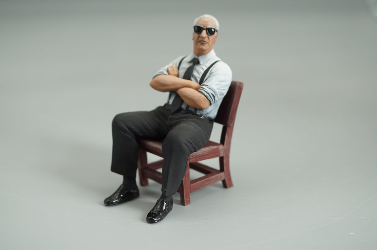 1/18 Enzo Ferrari sitting von SF Scale Figures #33/60 - Handarbeit - pre-owned