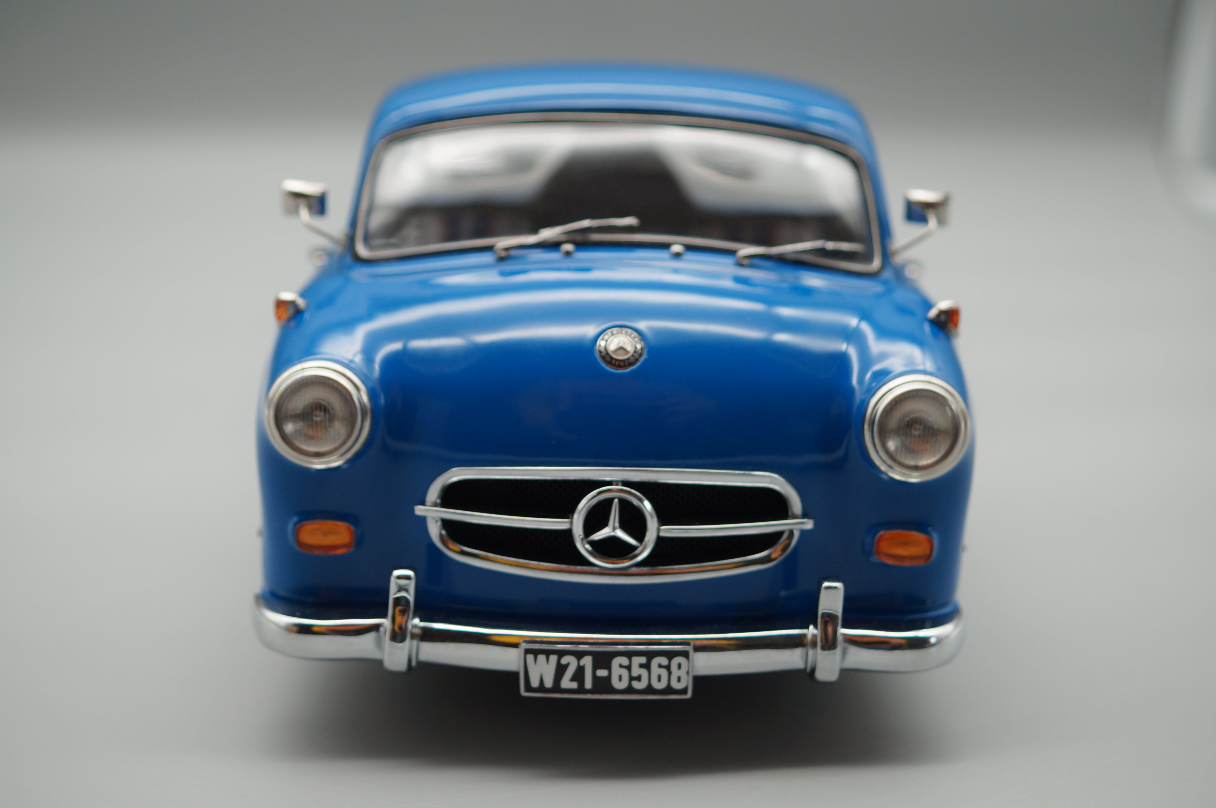 Mercedes-Benz racing transporter with 300 SLR #701 Dirty Hero CMC M-163 pre-owned