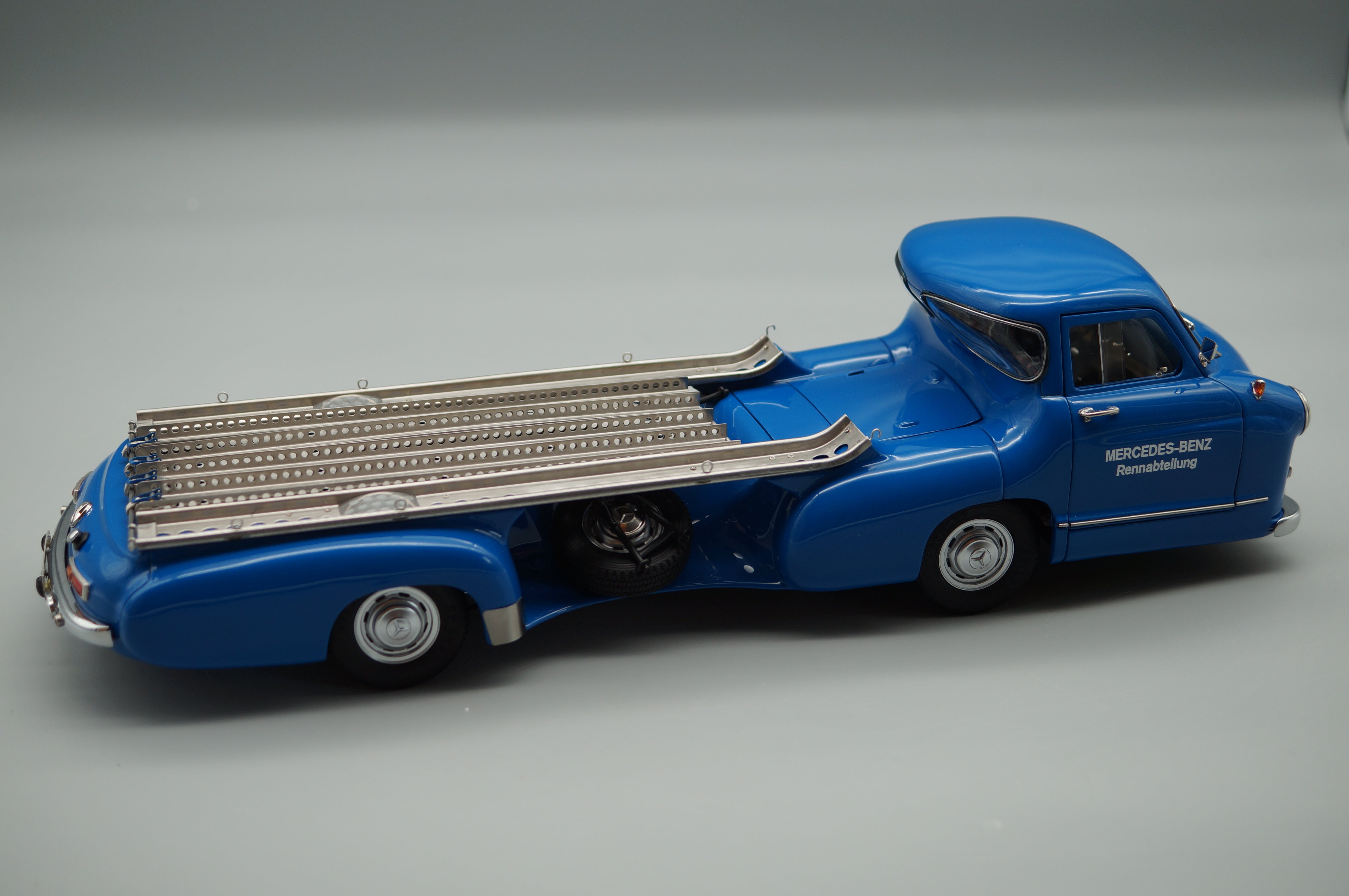 Mercedes-Benz racing transporter with 300 SLR #701 Dirty Hero CMC M-163 pre-owned