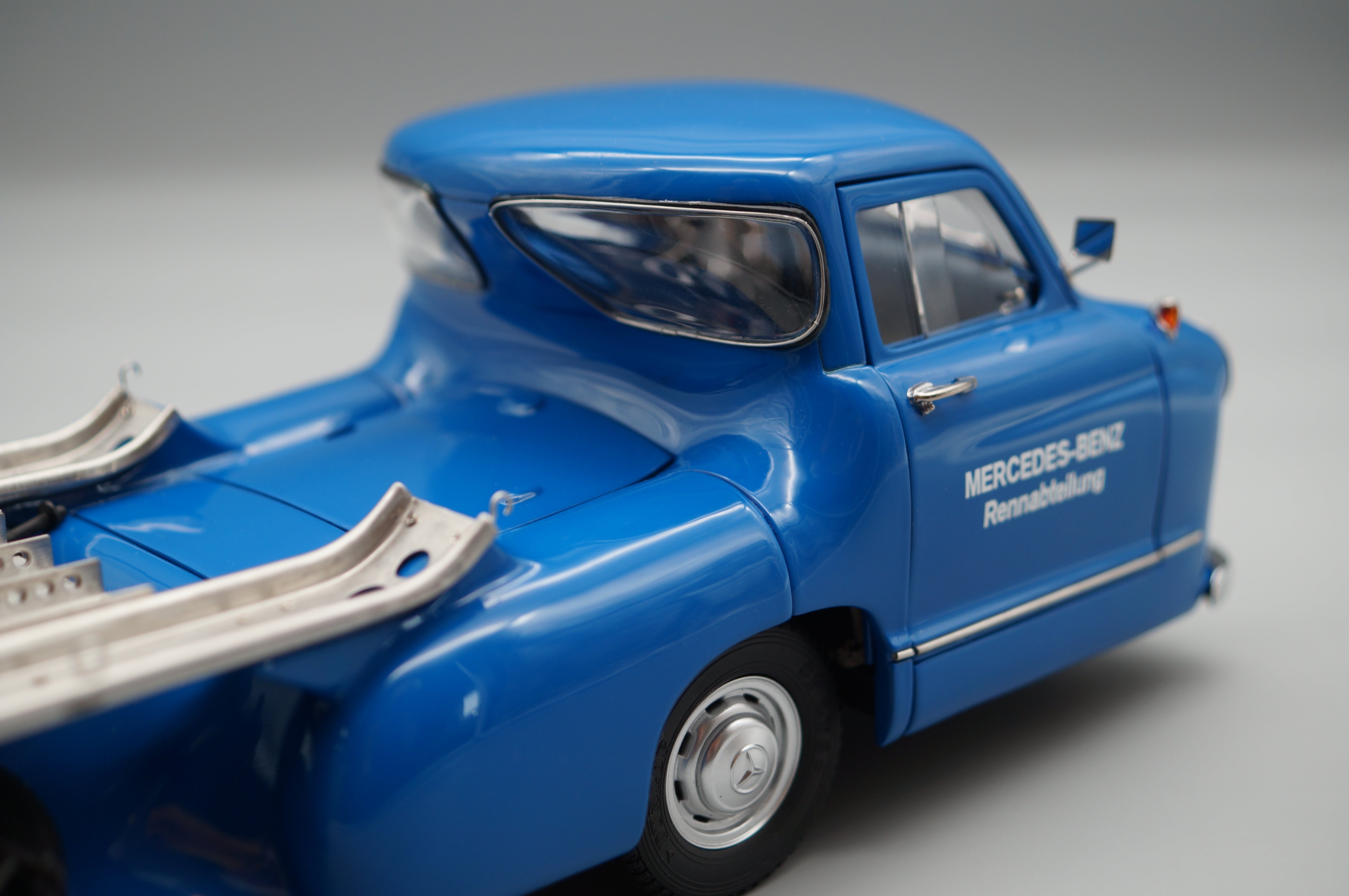Mercedes-Benz racing transporter with 300 SLR #701 Dirty Hero CMC M-163 pre-owned