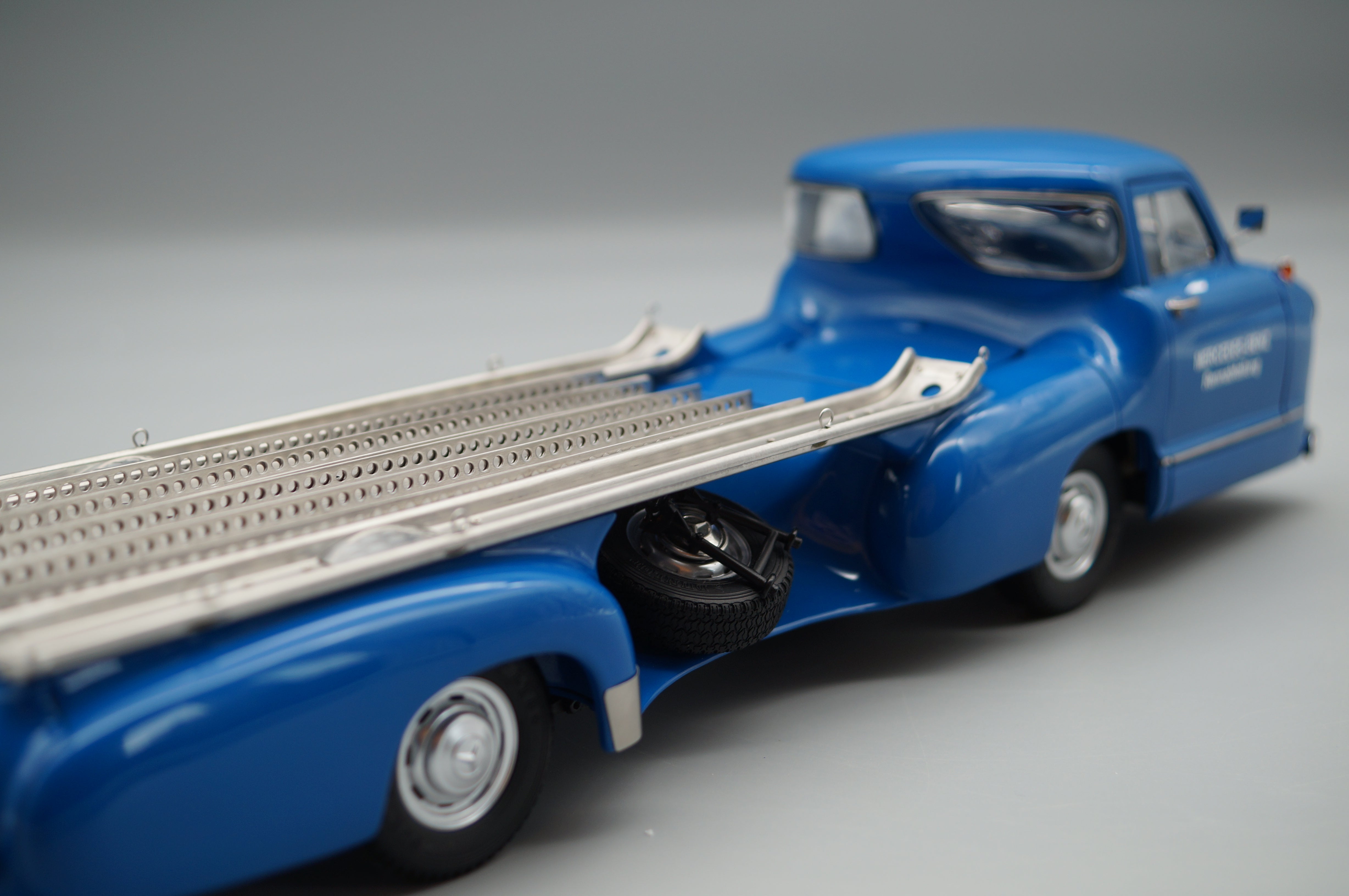 Mercedes-Benz racing transporter with 300 SLR #701 Dirty Hero CMC M-163 pre-owned