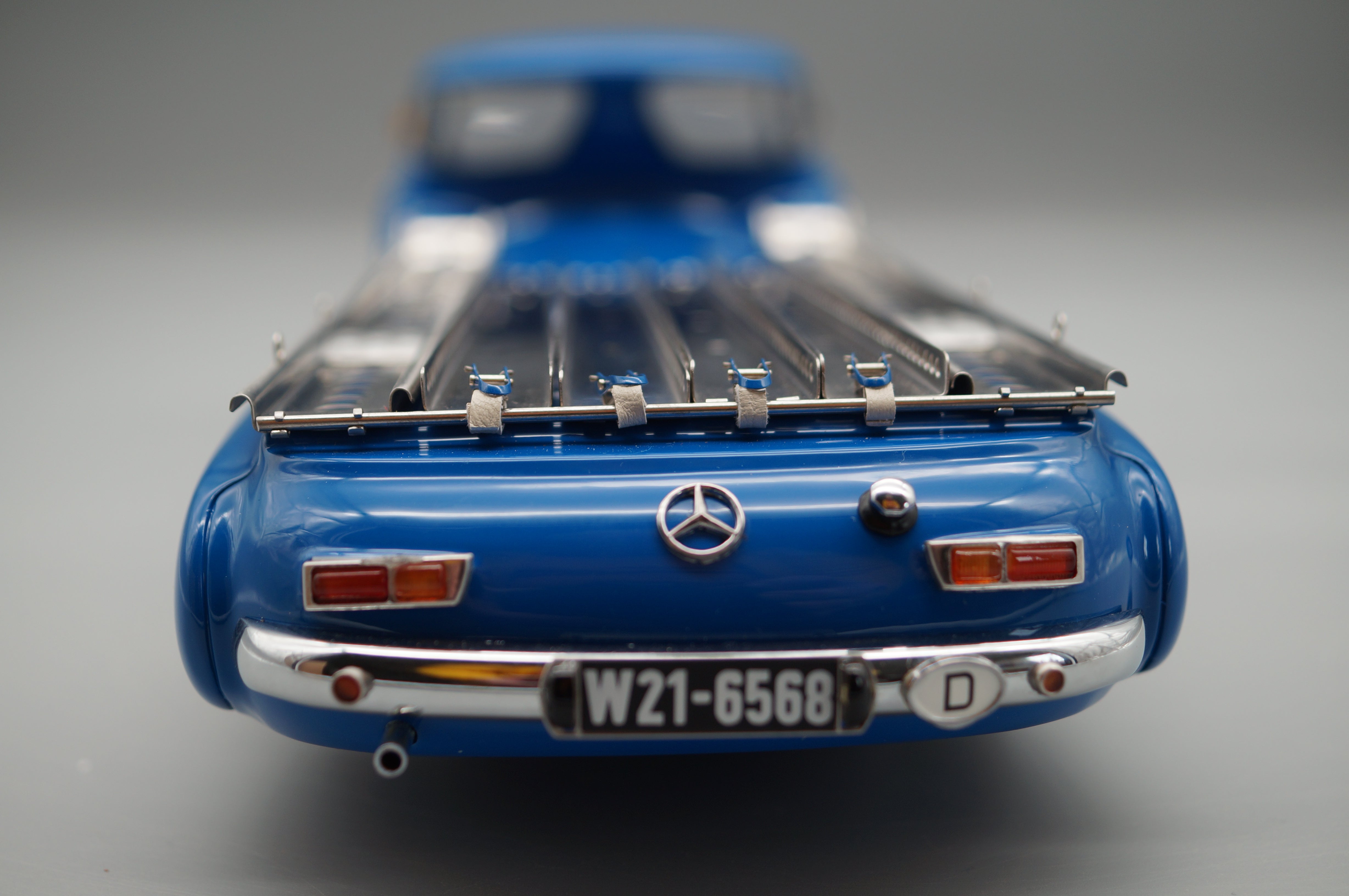 Mercedes-Benz racing transporter with 300 SLR #701 Dirty Hero CMC M-163 pre-owned