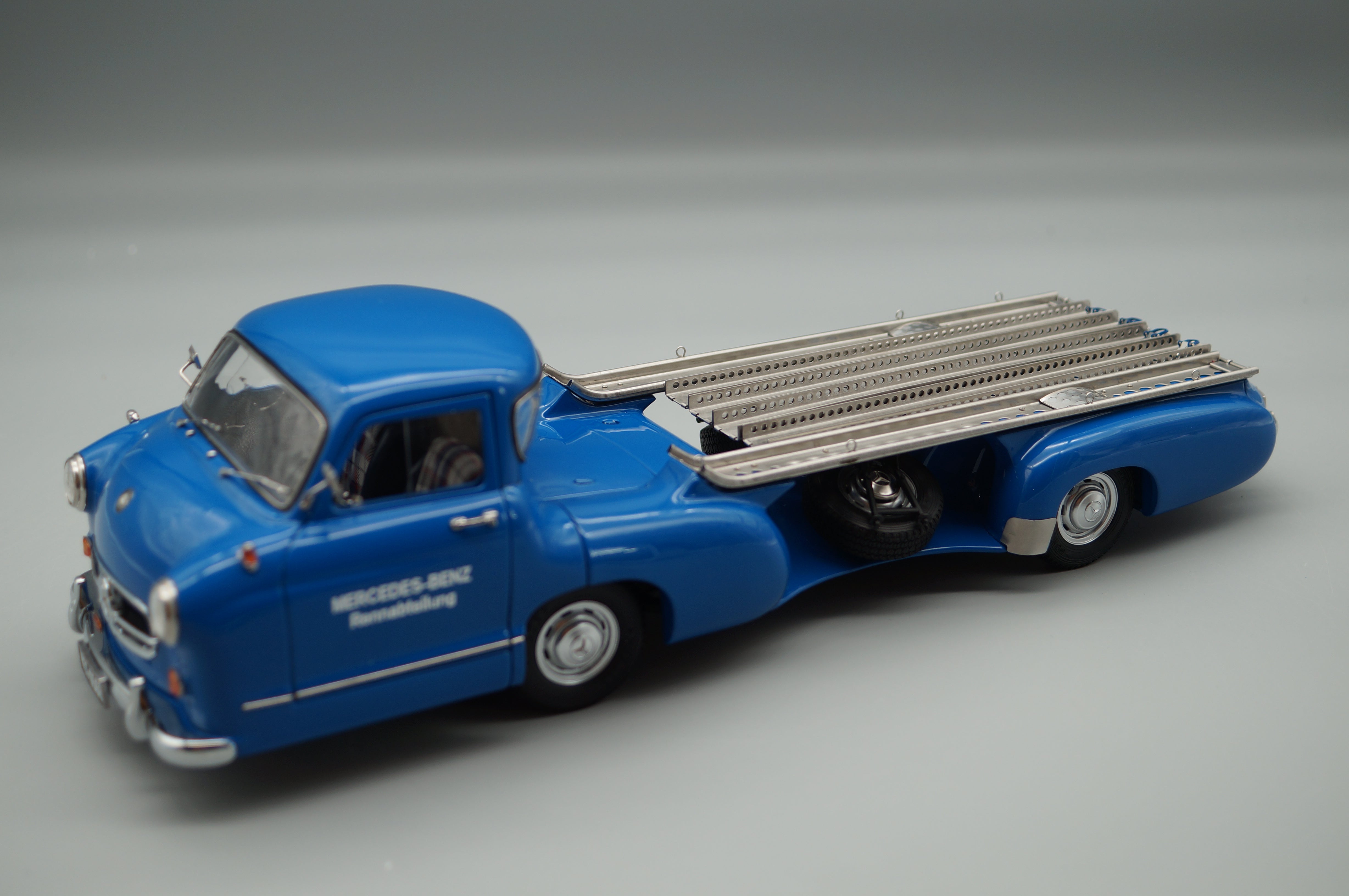 Mercedes-Benz racing transporter with 300 SLR #701 Dirty Hero CMC M-163 pre-owned