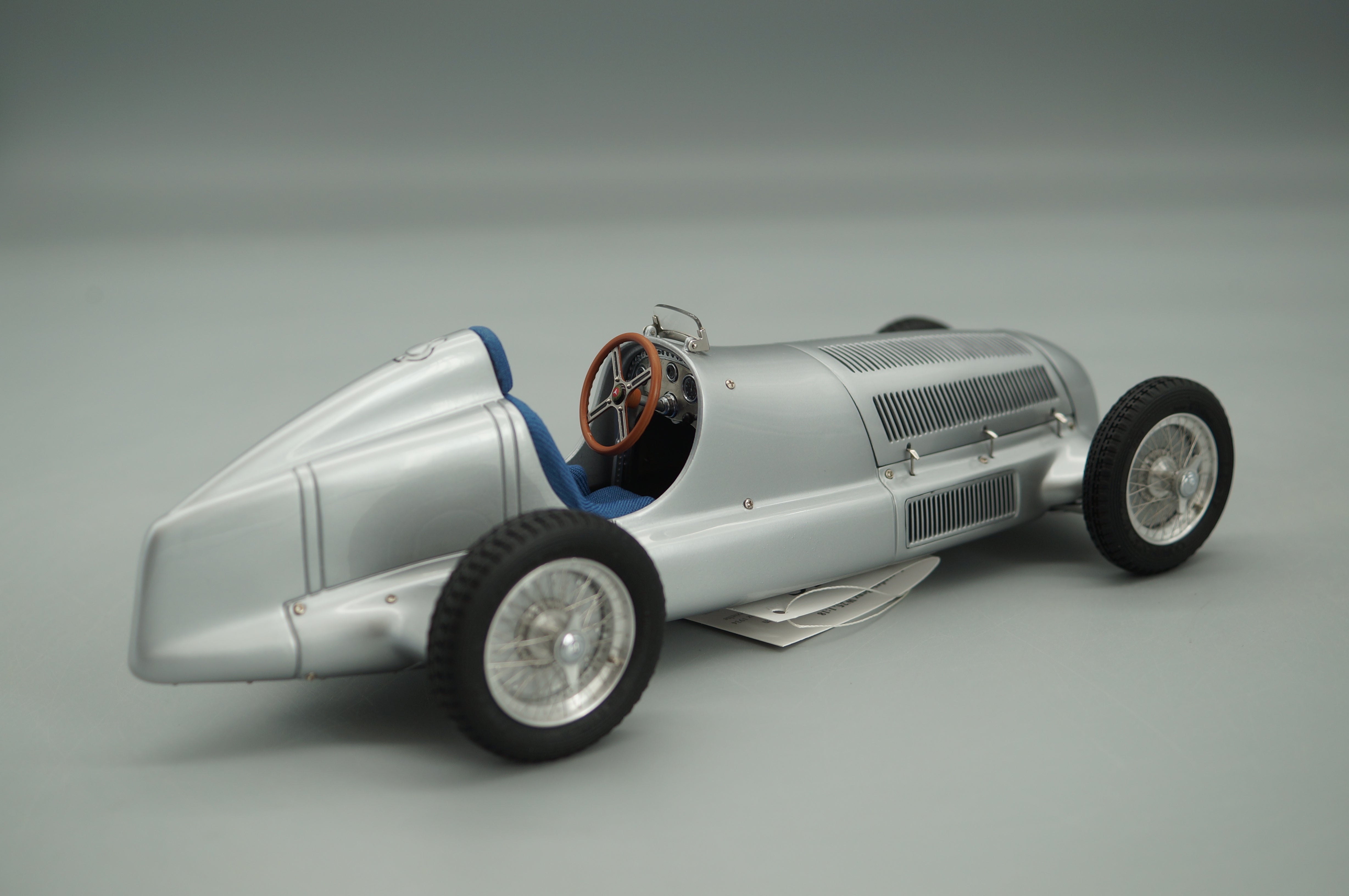 1/18 Mercedes-Benz W25 1934 'Der erste Silberpfeil' CMC M-033 -pre-owned- FH314