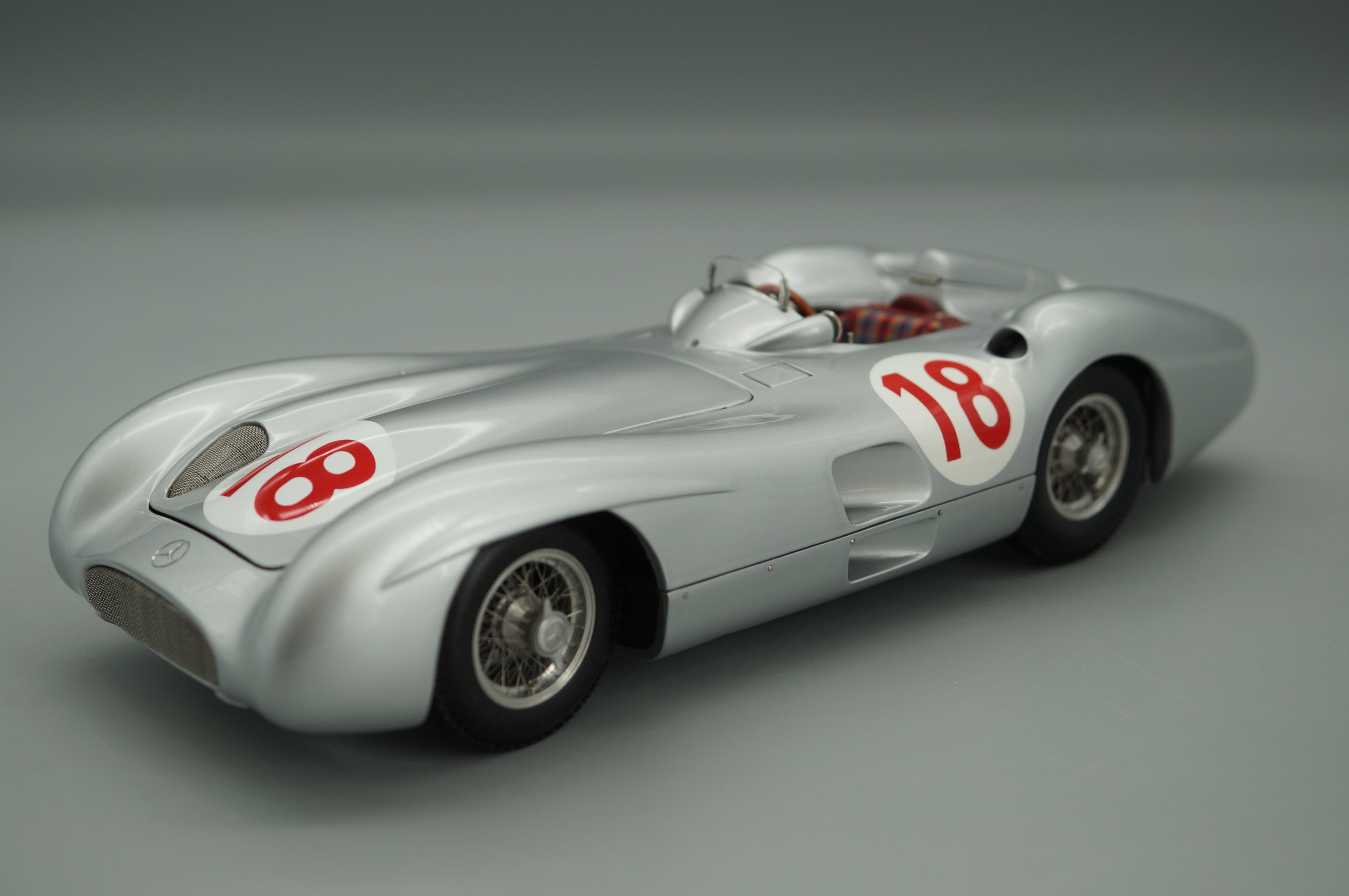 1/18 Mercedes-Benz W196R #18 Juan M. Fangio #4749/5000 CMC M-049 -pre-owned -FH319