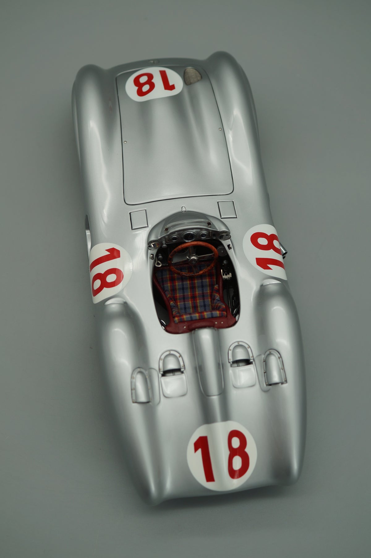 1/18 Mercedes-Benz W196R #18 Juan M. Fangio #4749/5000 CMC M-049 -pre-owned -FH319
