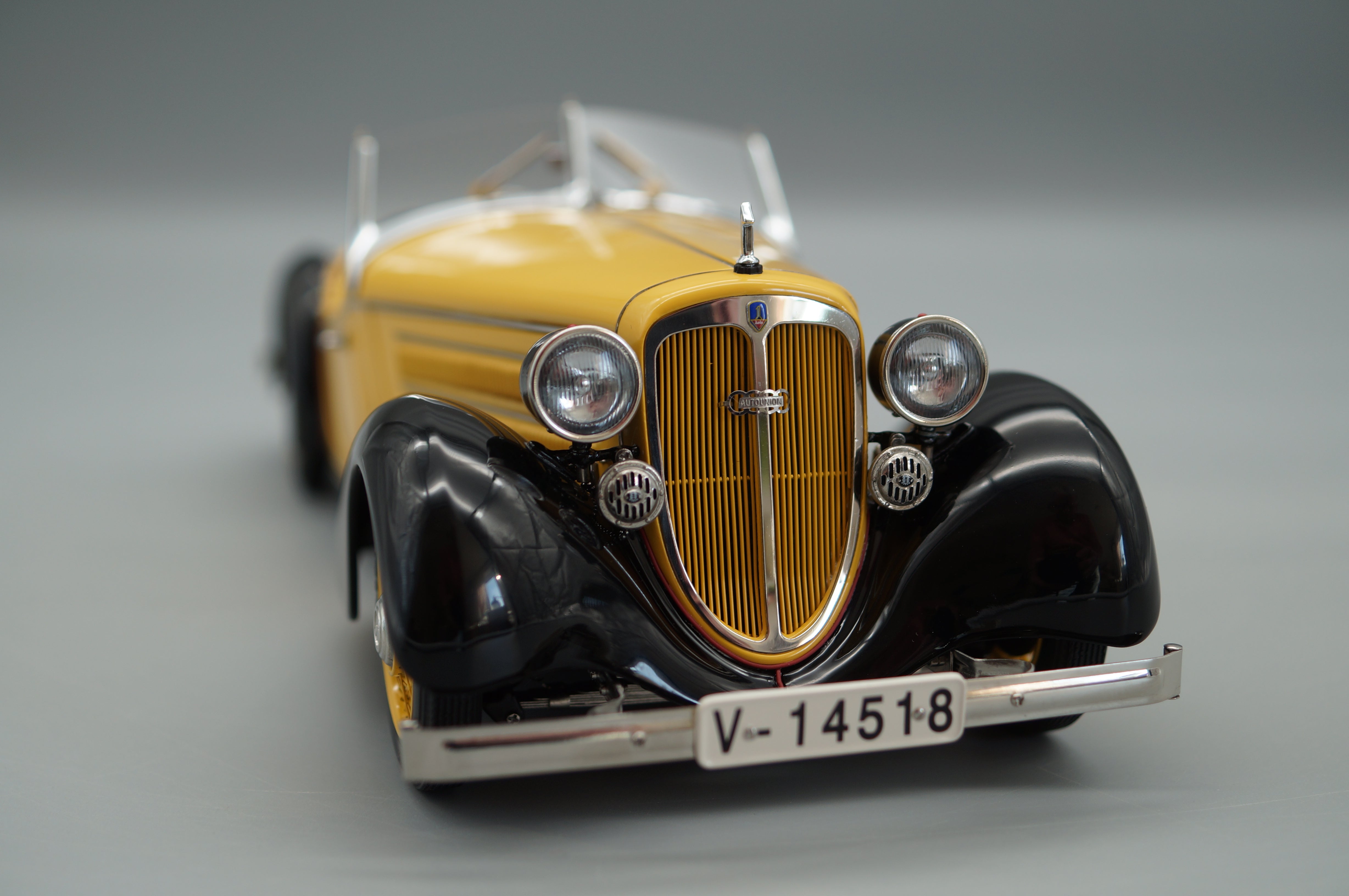 Audi Front 225 Roadster black-yellow CMC M-075A -pre-owned- TS674