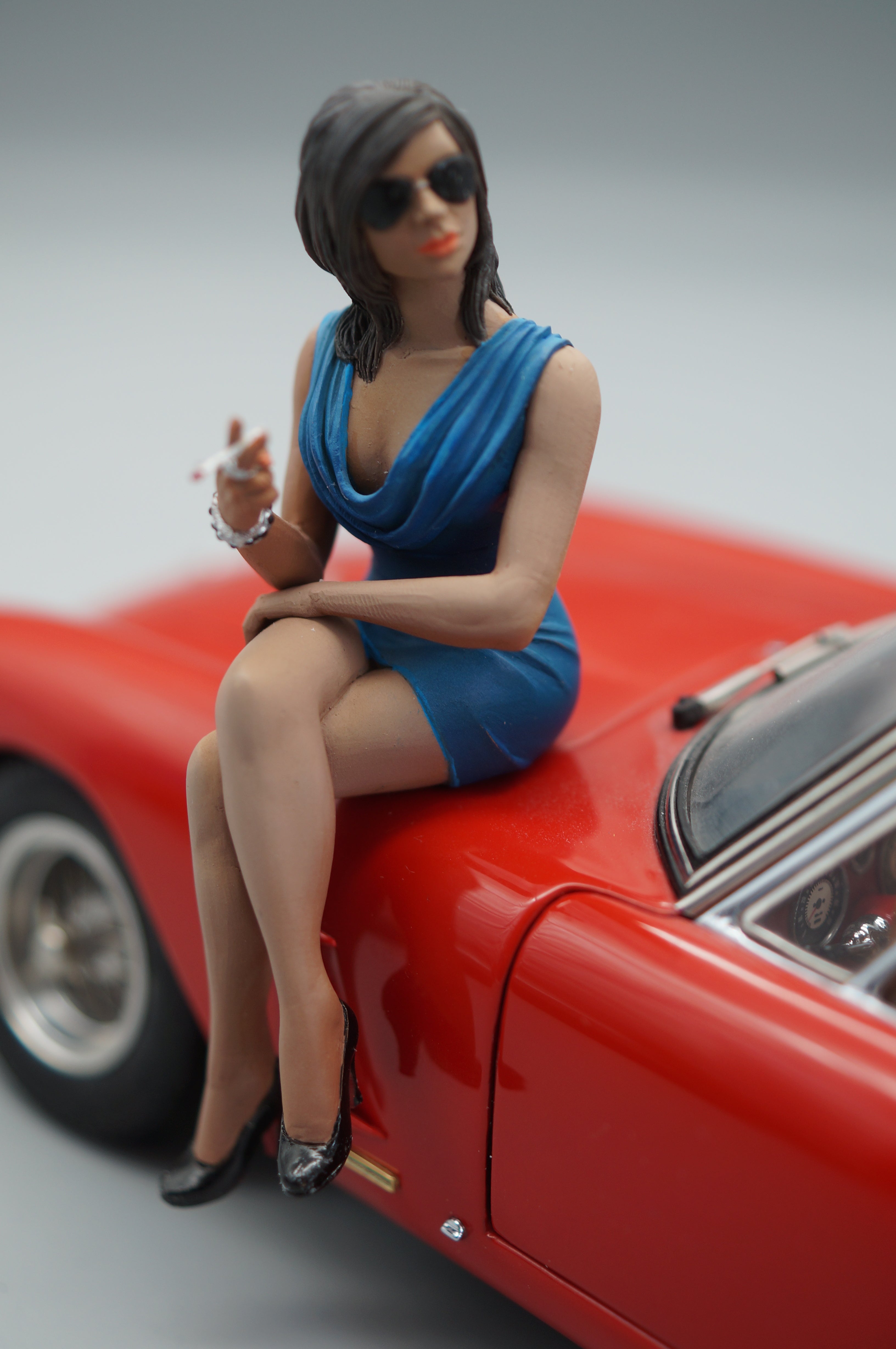 1/18 Girl Sitting Blue Dress von SF Scale Figures #03/50 - Handarbeit - pre-owned