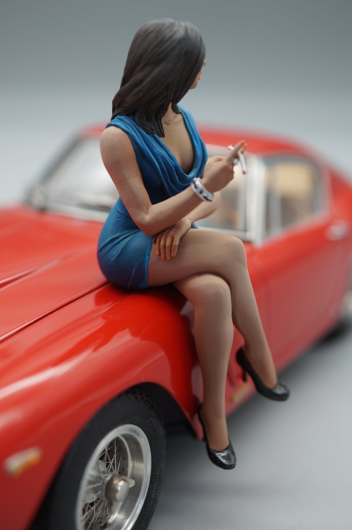 1/18 Girl Sitting Blue Dress von SF Scale Figures #03/50 - Handarbeit - pre-owned