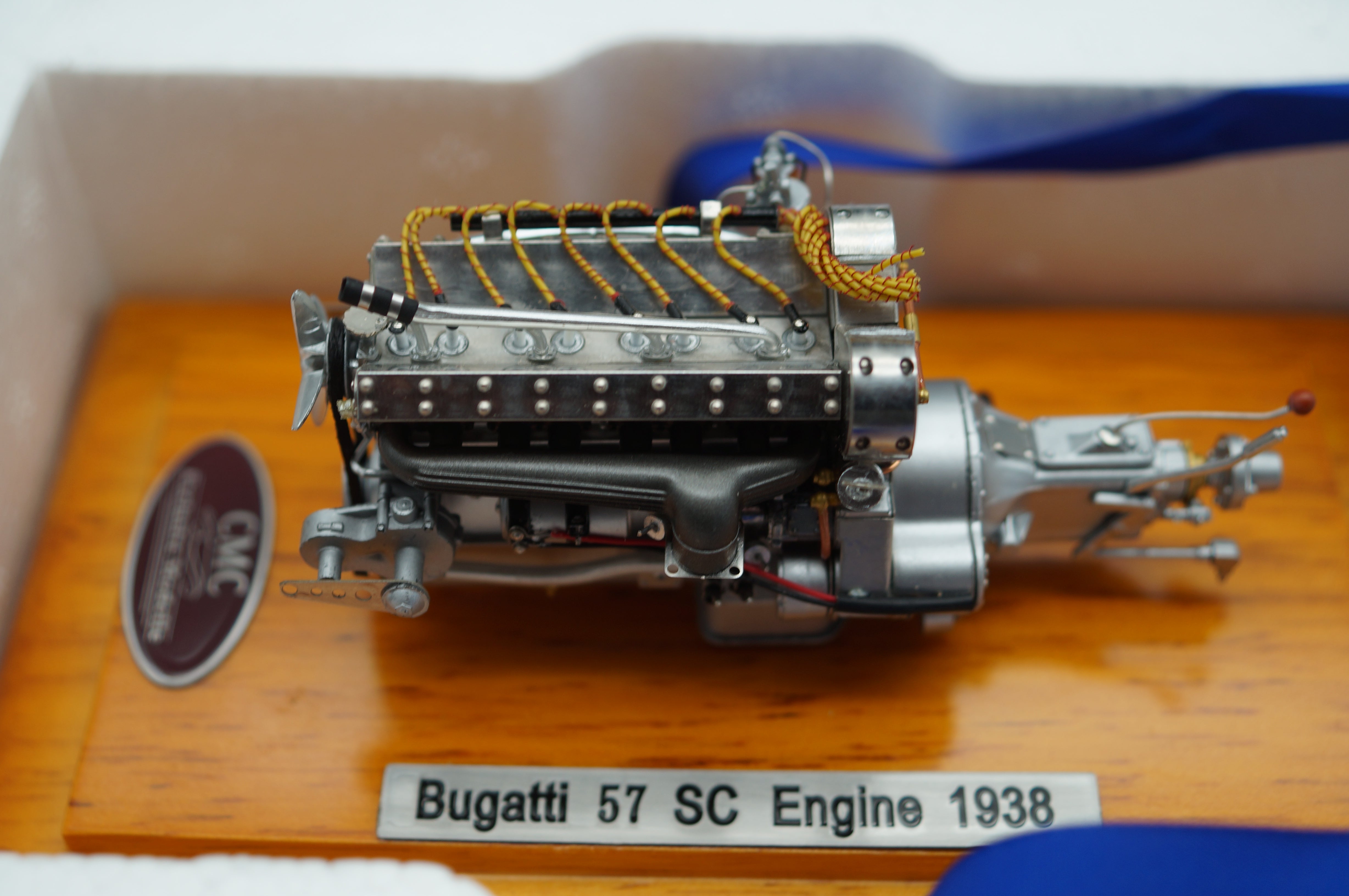 1/18 Bugatti Typ 57 SC Motor mit Vitrine CMC M-112 -Pre-Owned- TS677