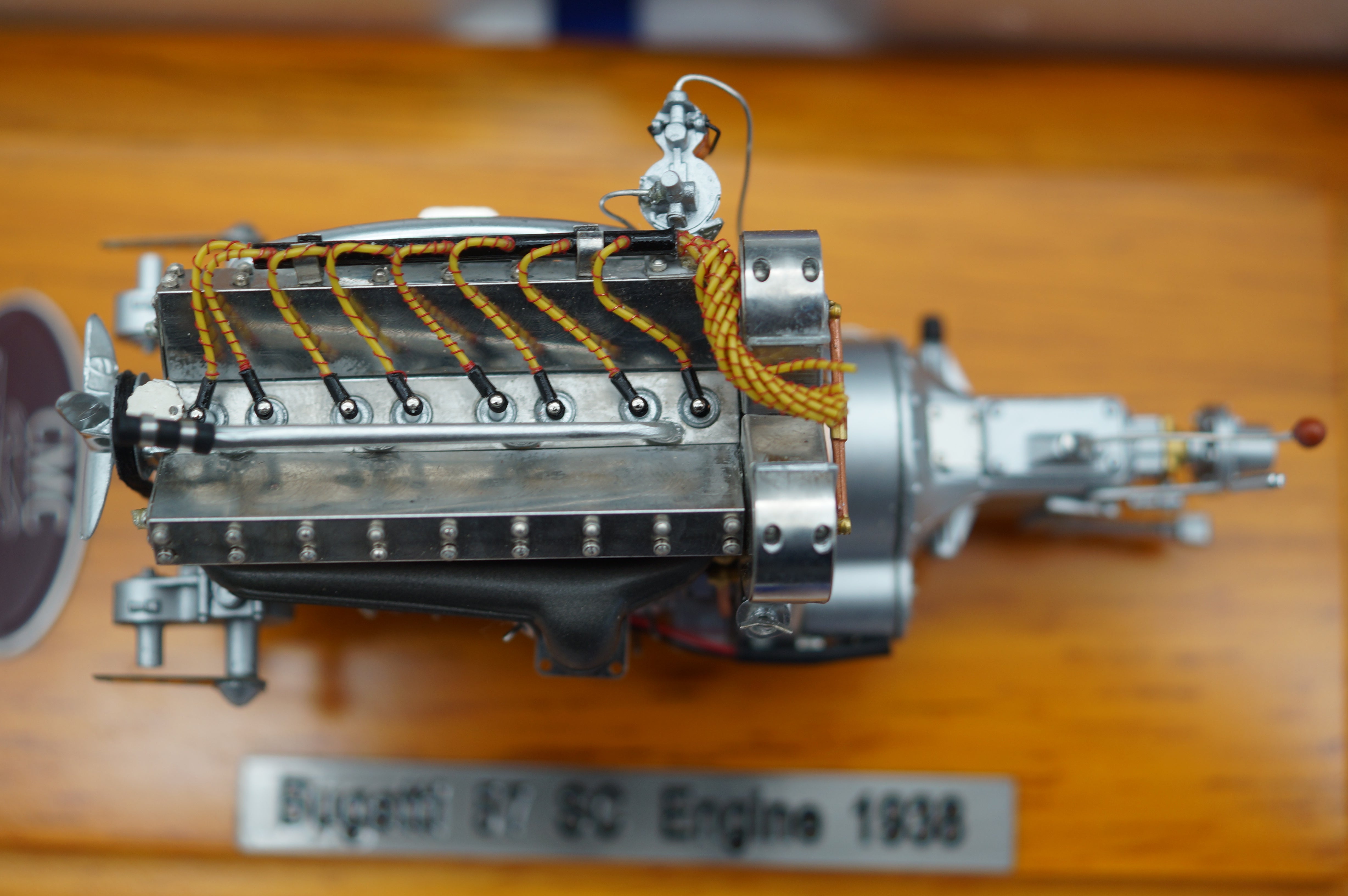 1/18 Bugatti Typ 57 SC Motor mit Vitrine CMC M-112 -Pre-Owned- TS677