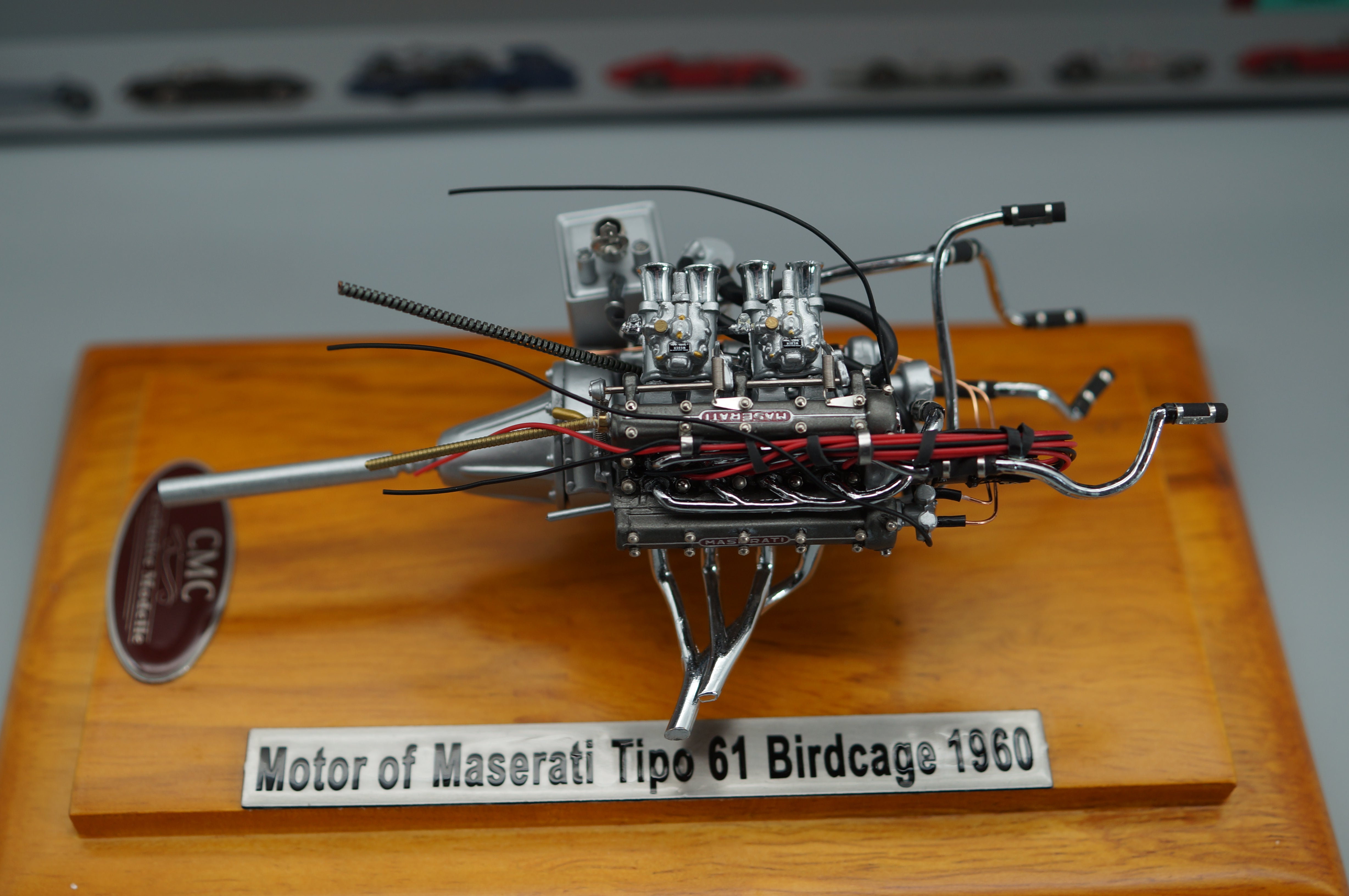 1/18 Maserati Birdcage Tipo 61 Motor mit Vitrine CMC M-126 - pre-owned- WH111A