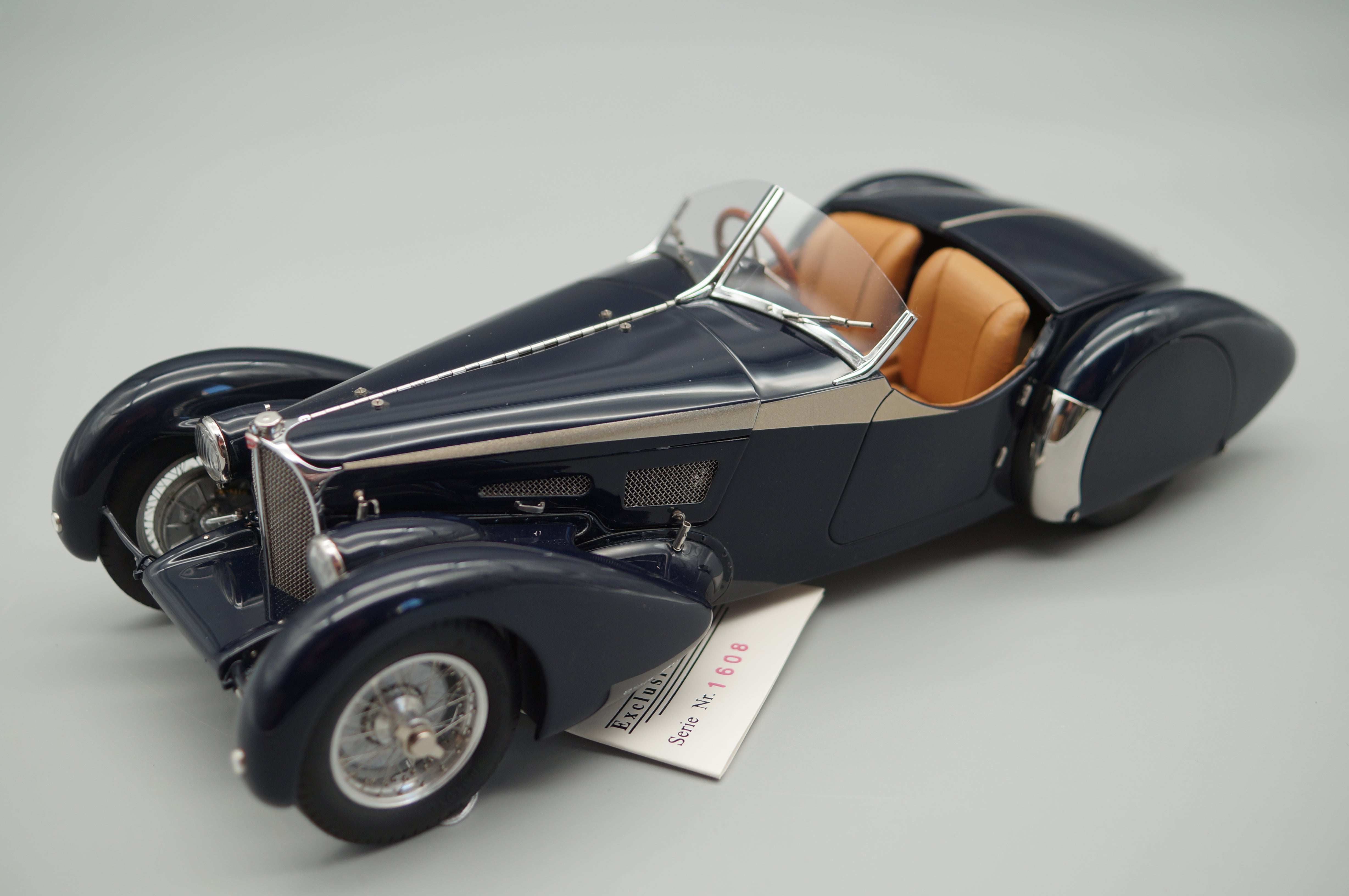 1/18 Bugatti 57 SC Corsica Roadster CMC M-106 -pre-owned- HPRF684