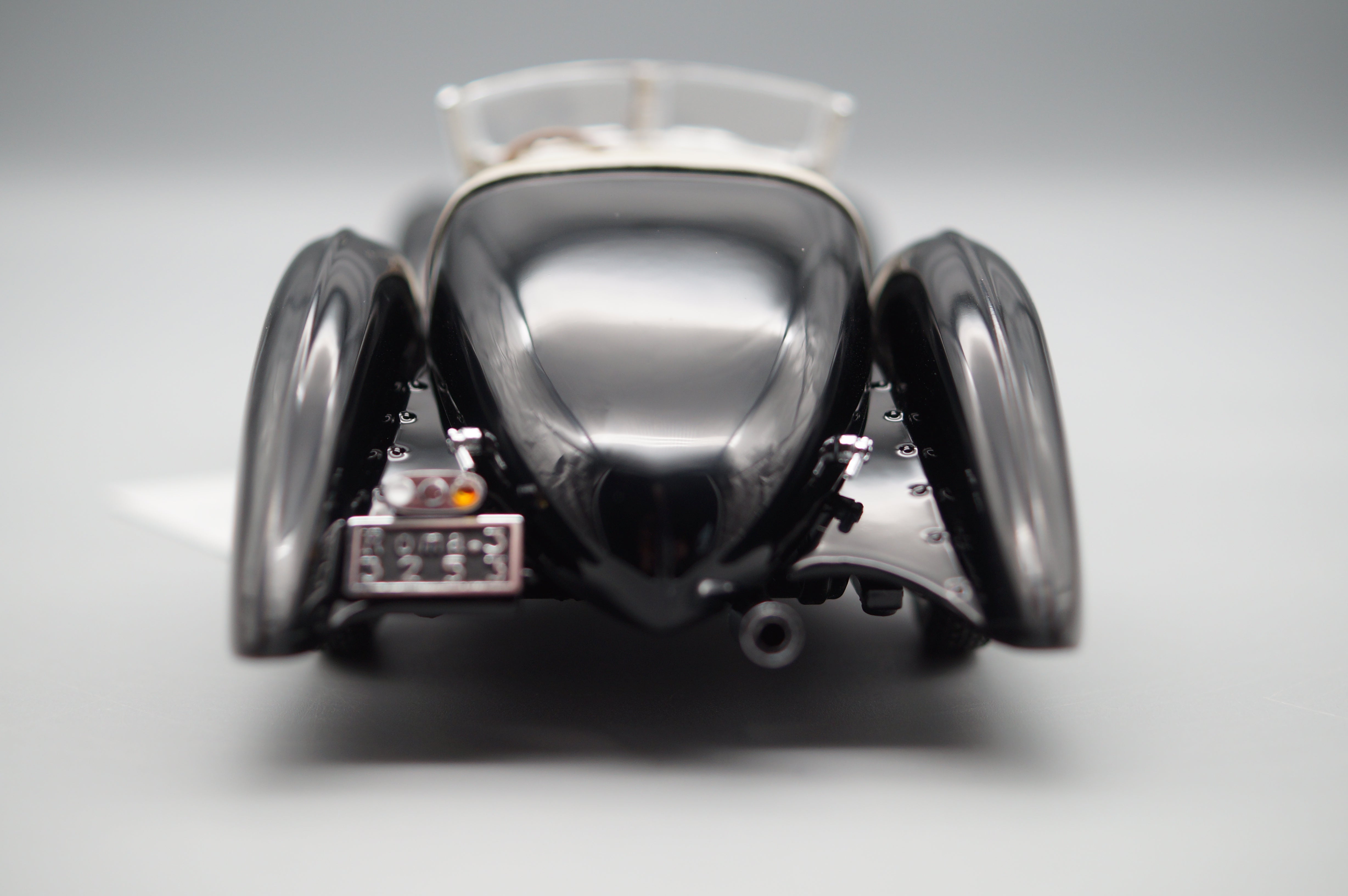 1/24 Mercedes-Benz SSK Trossi 'The Black Prince' CMC M-001 white interior 1/24