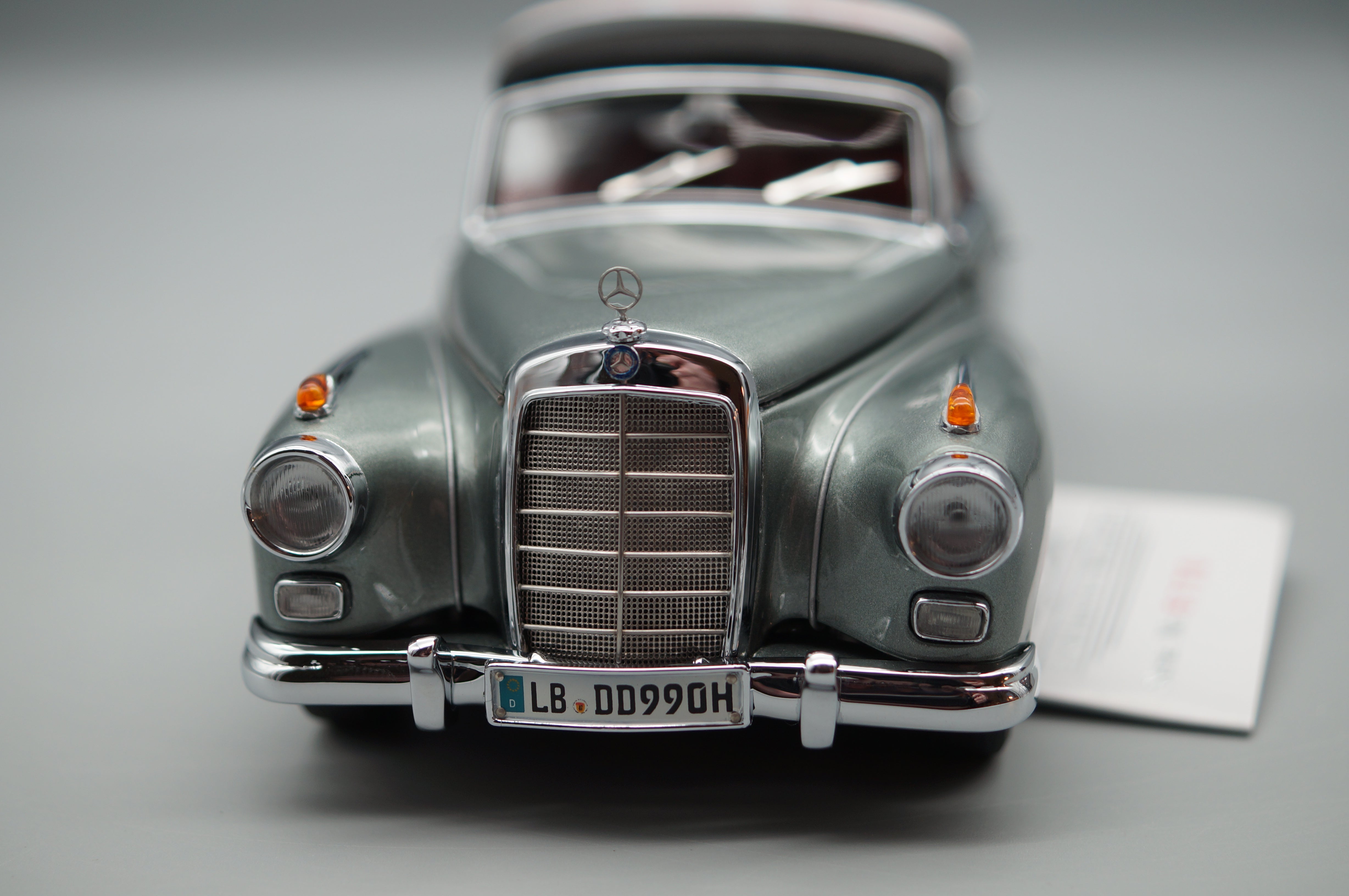 1/24 Mercedes-Benz 300d Cabriolet CMC M-026