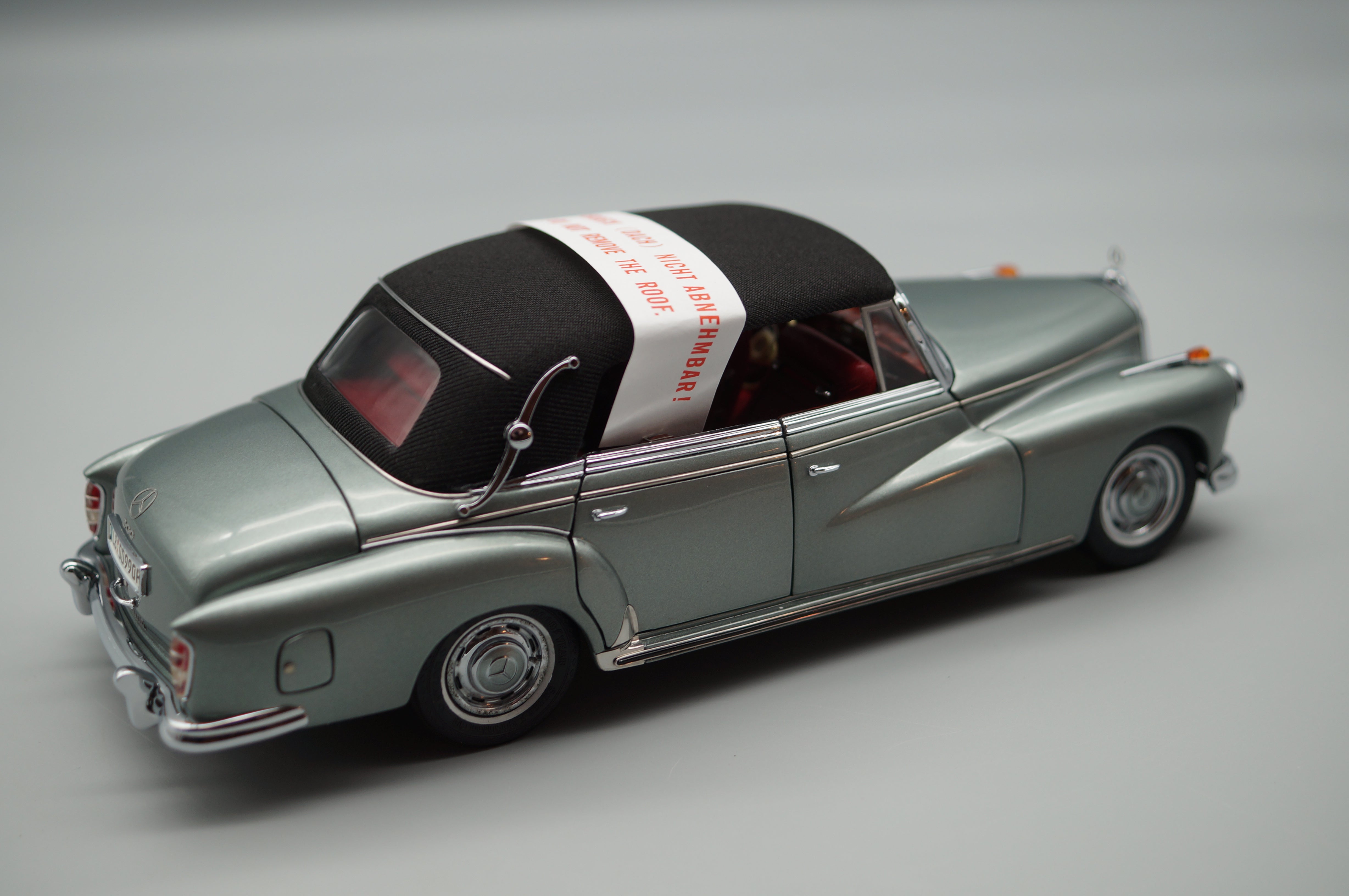 1/24 Mercedes-Benz 300d Cabriolet CMC M-026