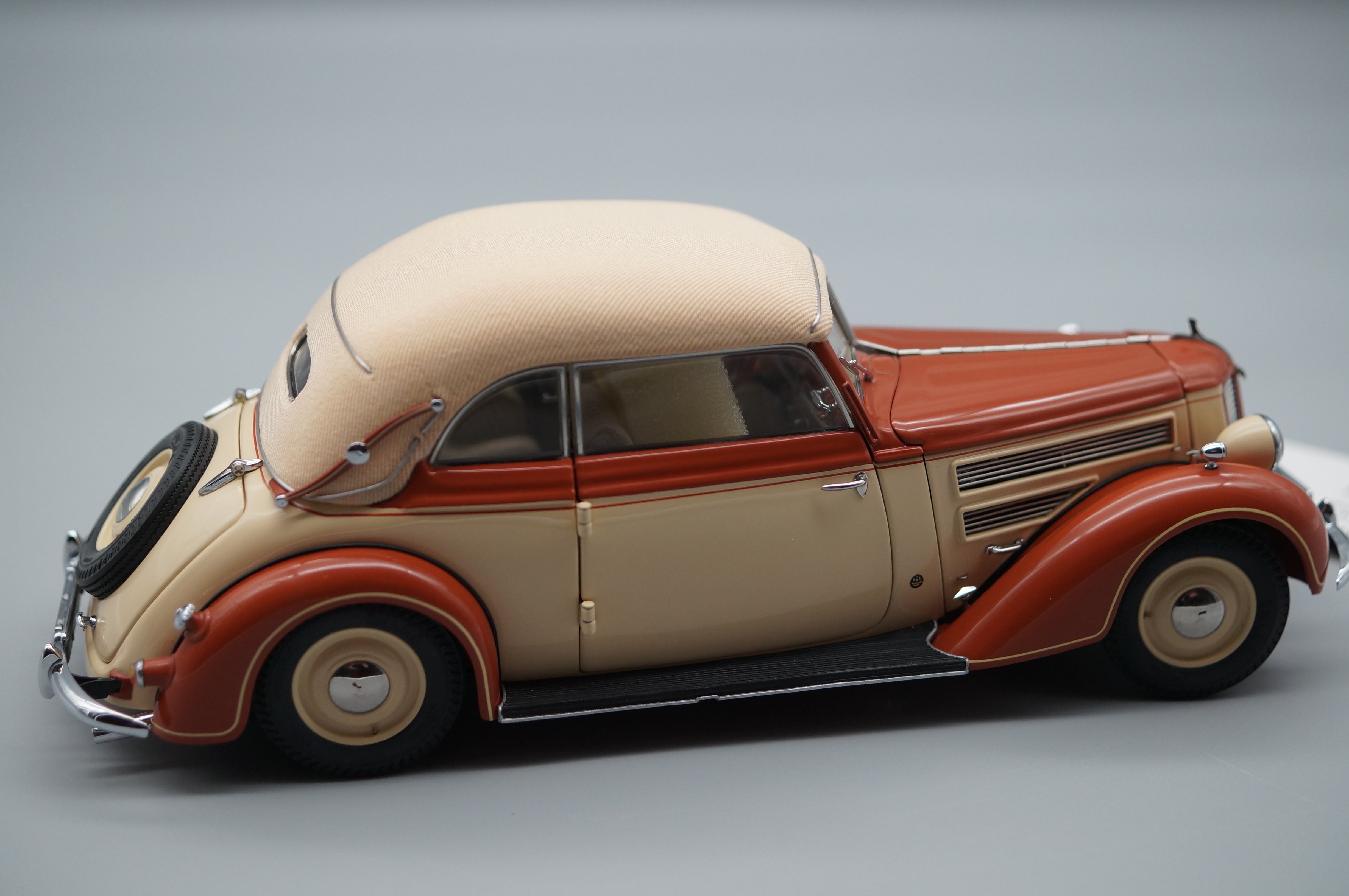 Mercedes-Benz SSK Trossi The Black Prince CMC M-001 white interior 1/24