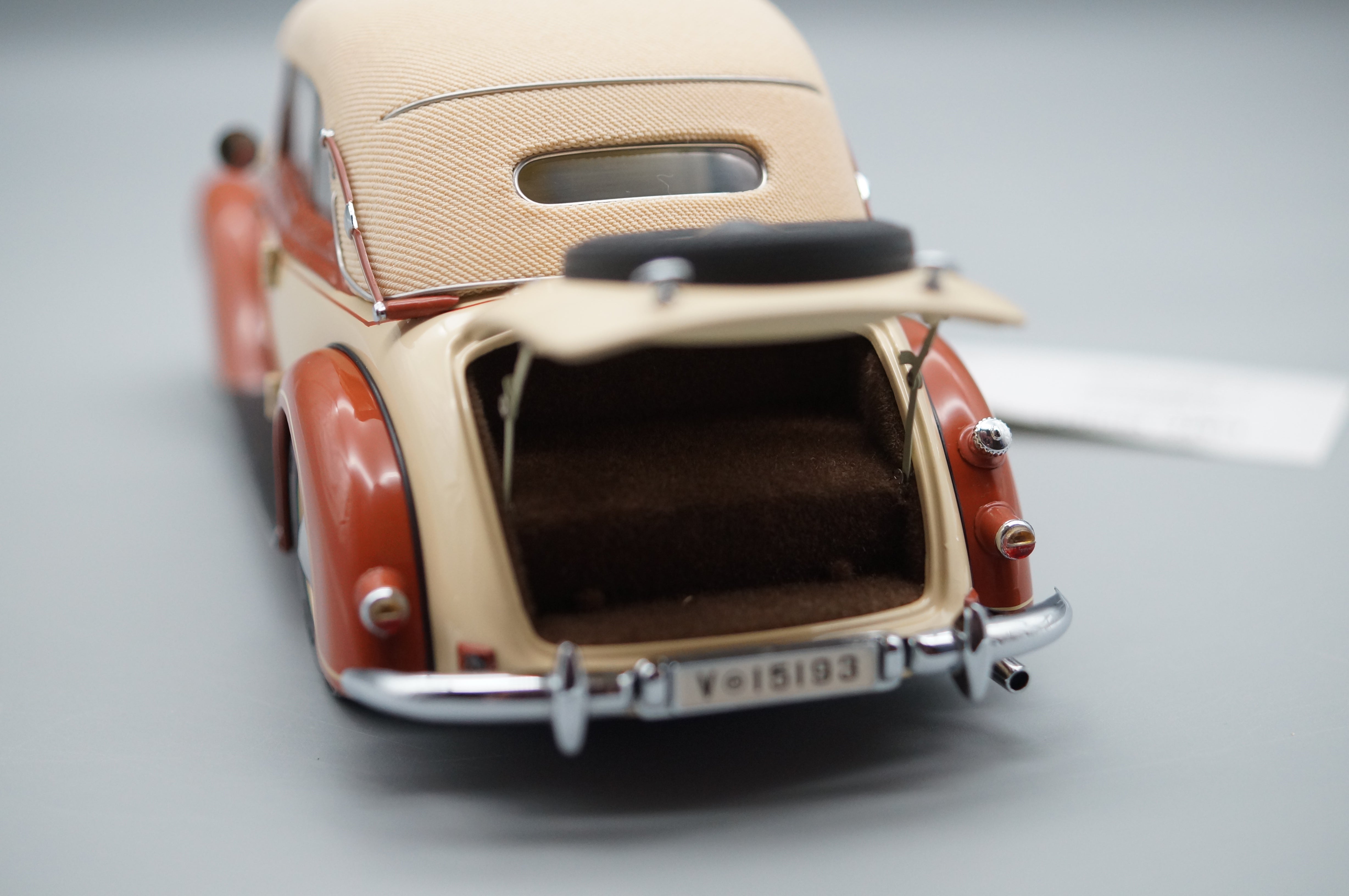 Mercedes-Benz SSK Trossi The Black Prince CMC M-001 white interior 1/24