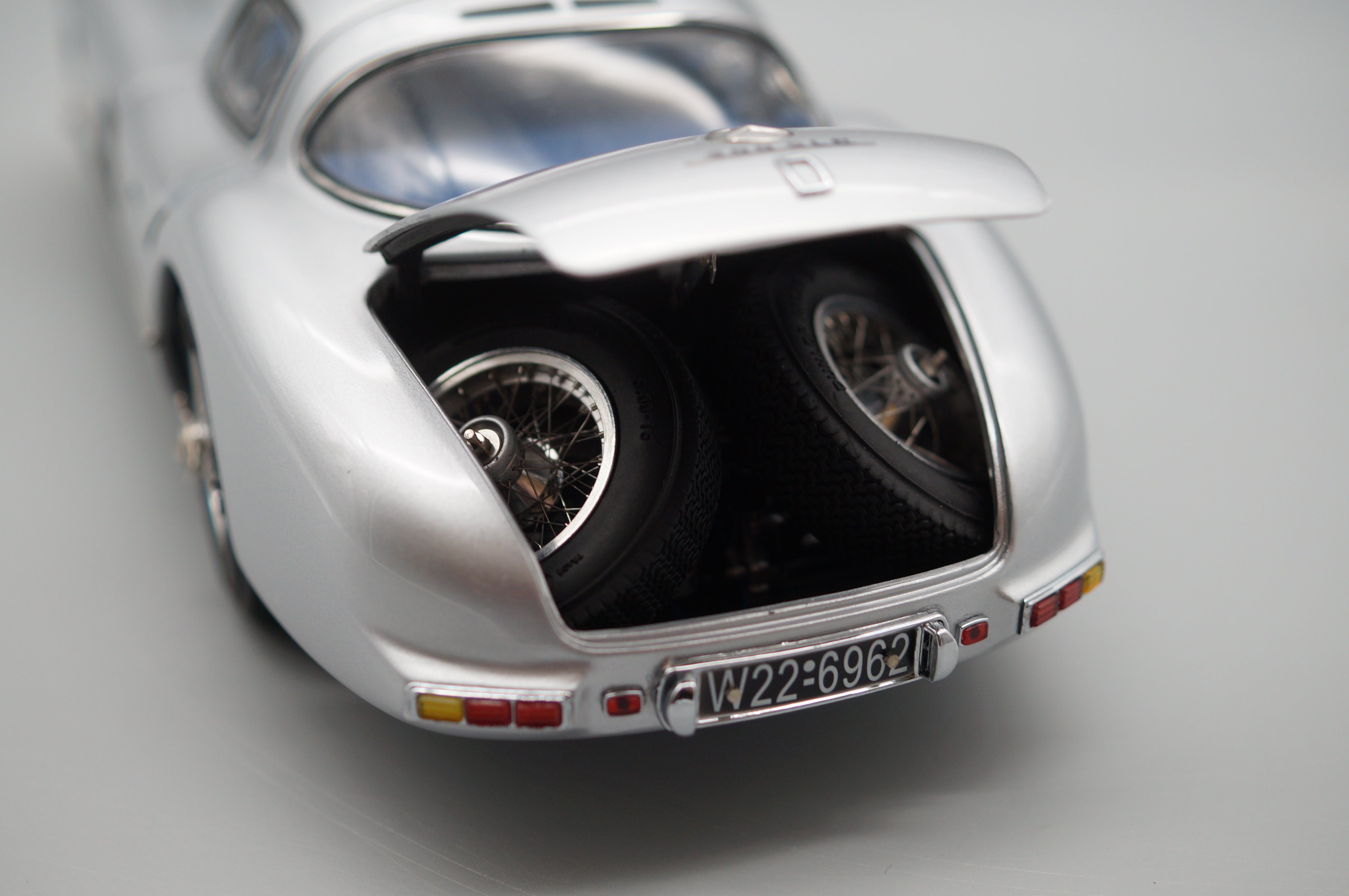 1/18 Mercedes-Benz 300 SLR Coupe 1955 Blaues Interieur CMC M-243