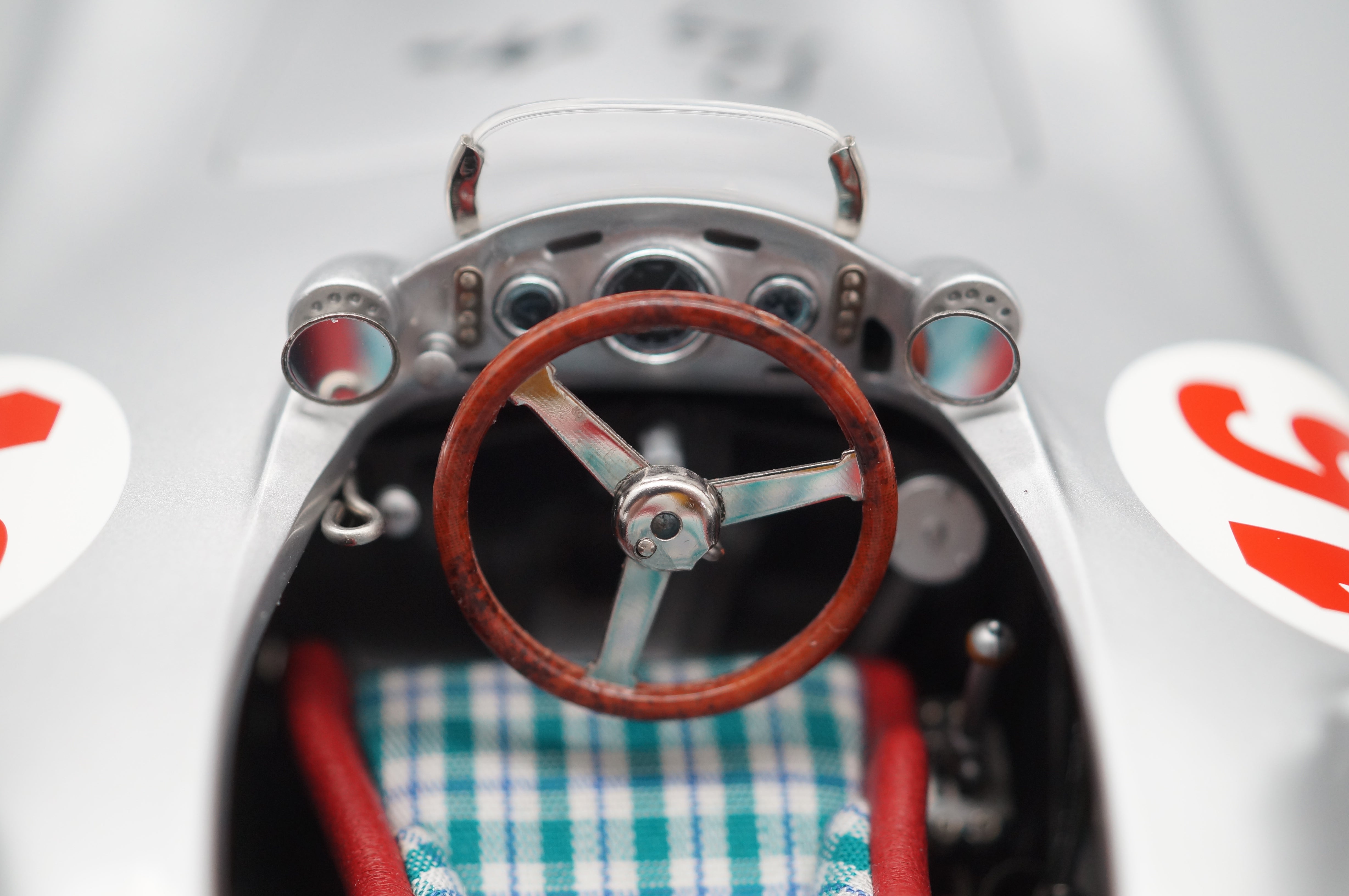 Mercedes-Benz W196R #16 signed by Stirling Moss #716/800 CMC M-059 - pre-owned