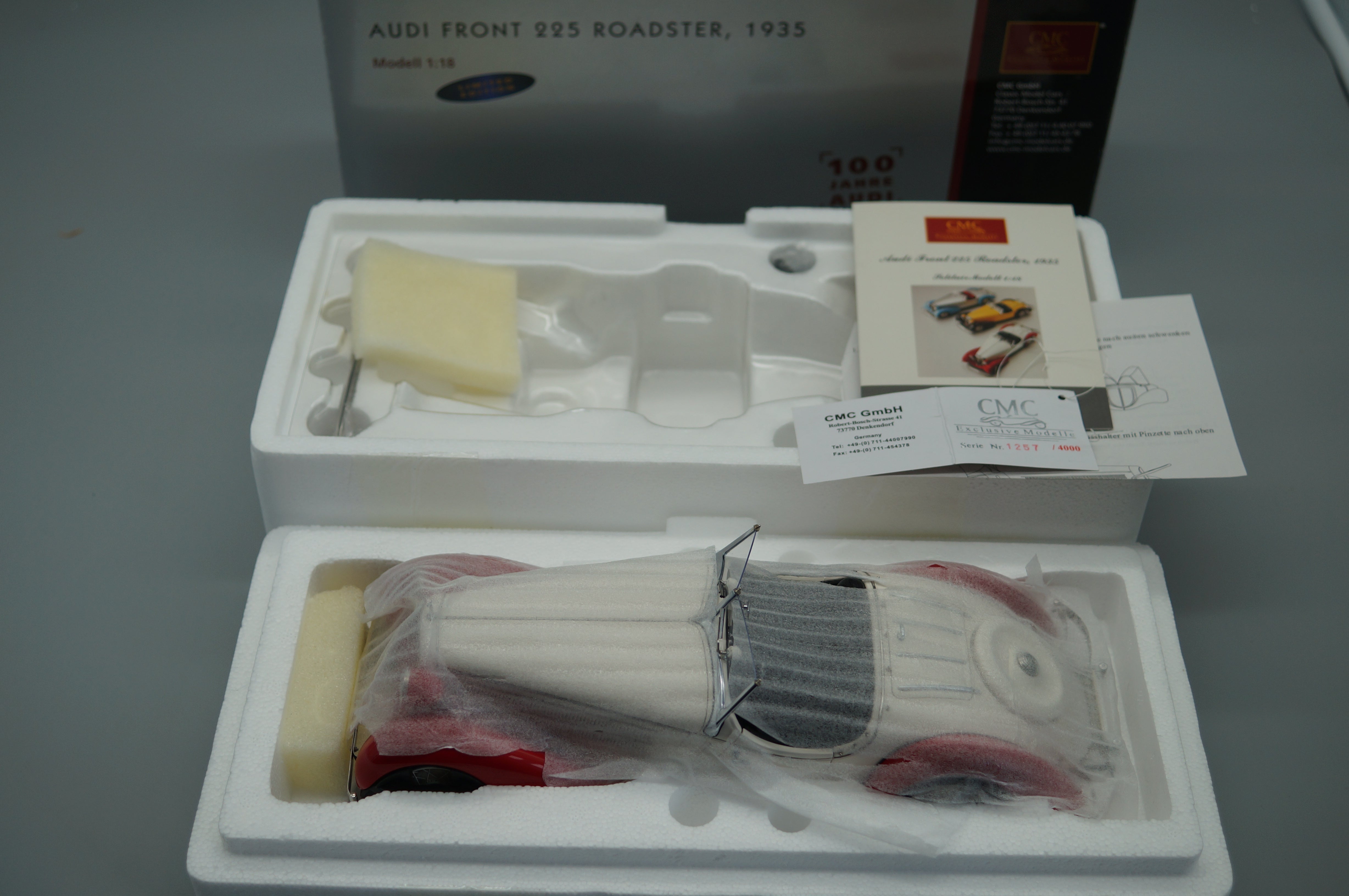1/18 Audi Front 225 Roadster Red/White #1257/4000 CMC M-075C -pre-owned