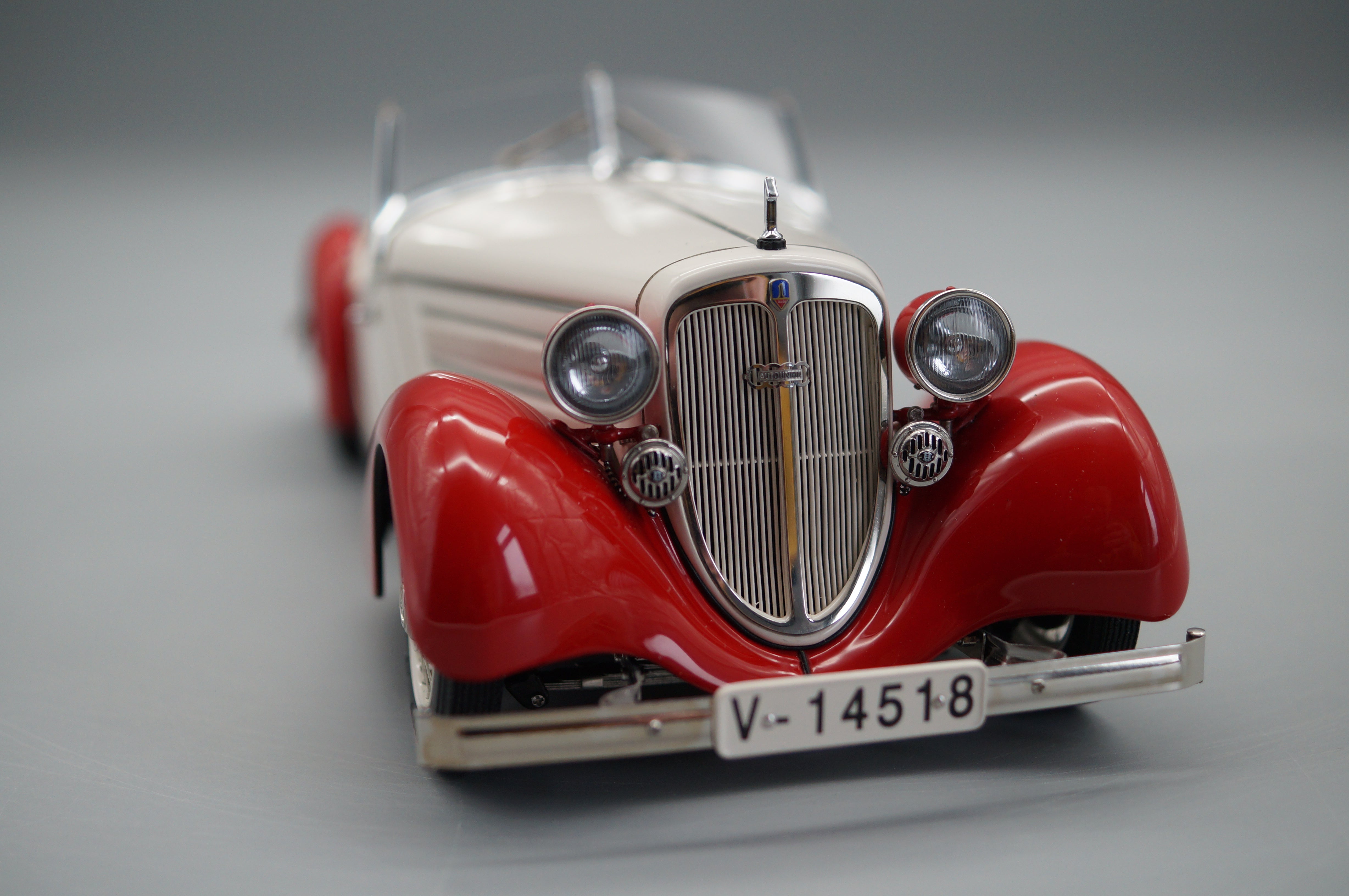 1/18 Audi Front 225 Roadster Red/White #1257/4000 CMC M-075C -pre-owned