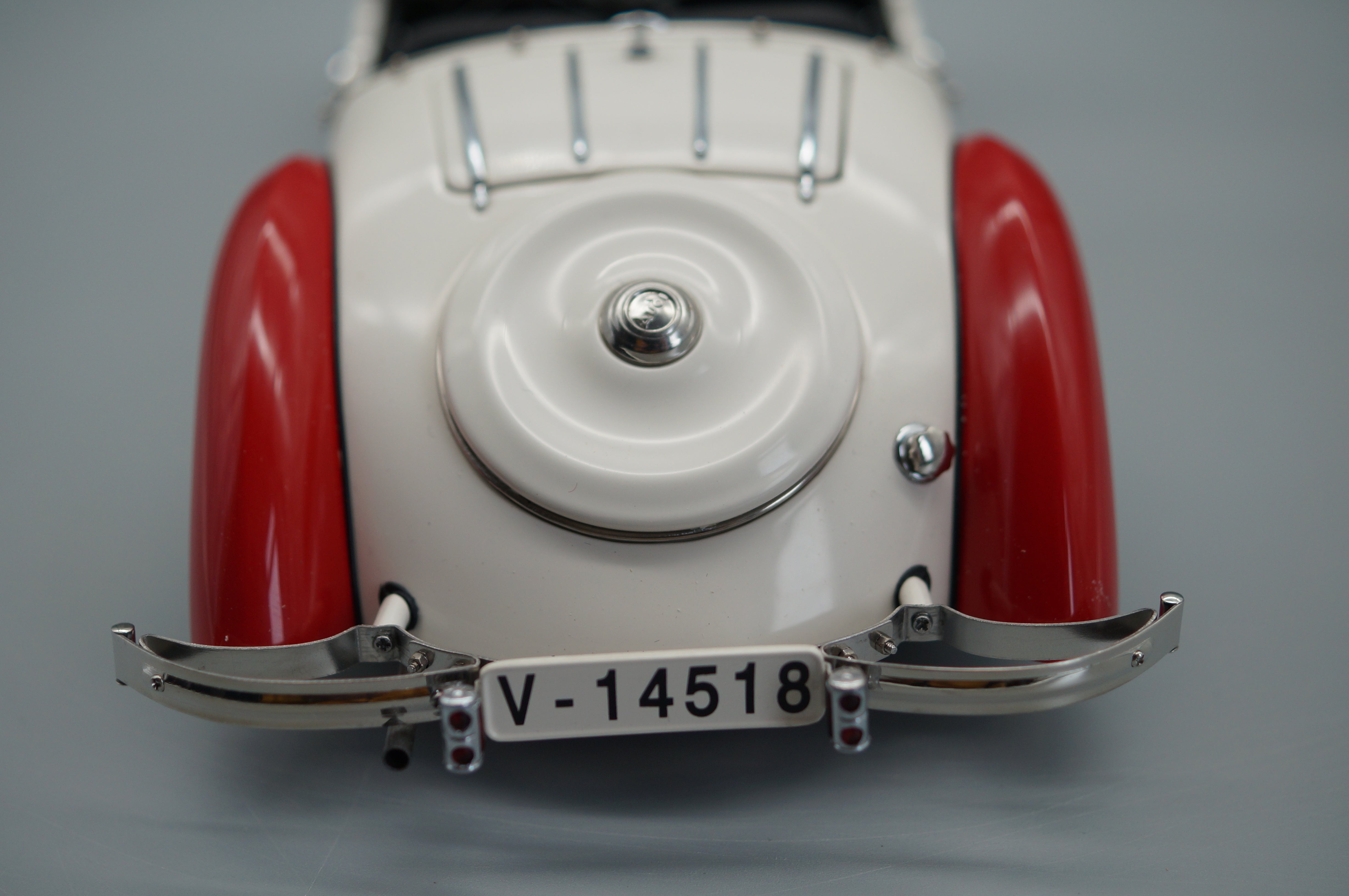 1/18 Audi Front 225 Roadster Red/White #1257/4000 CMC M-075C -pre-owned