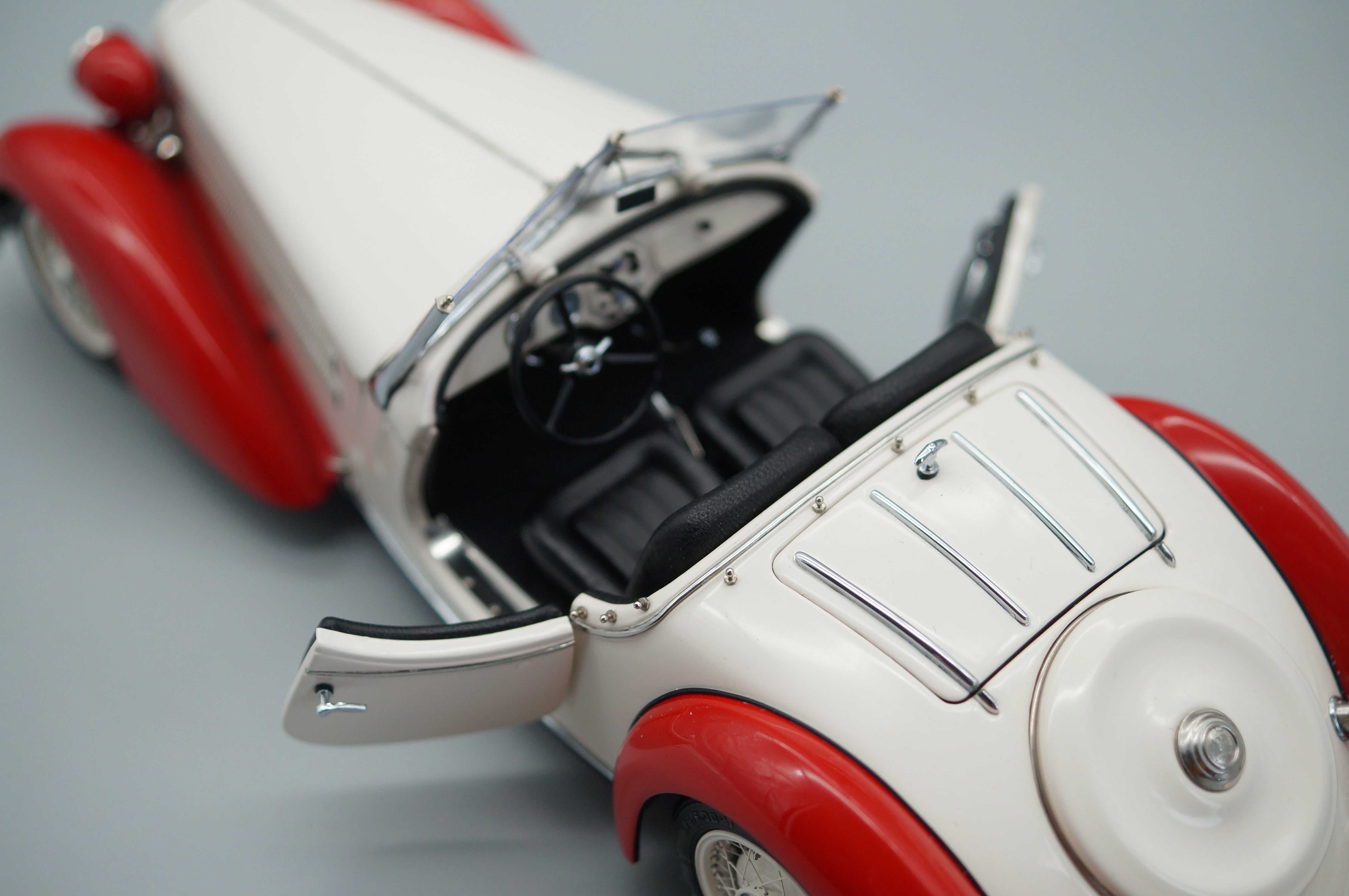 1/18 Audi Front 225 Roadster Red/White #1257/4000 CMC M-075C -pre-owned