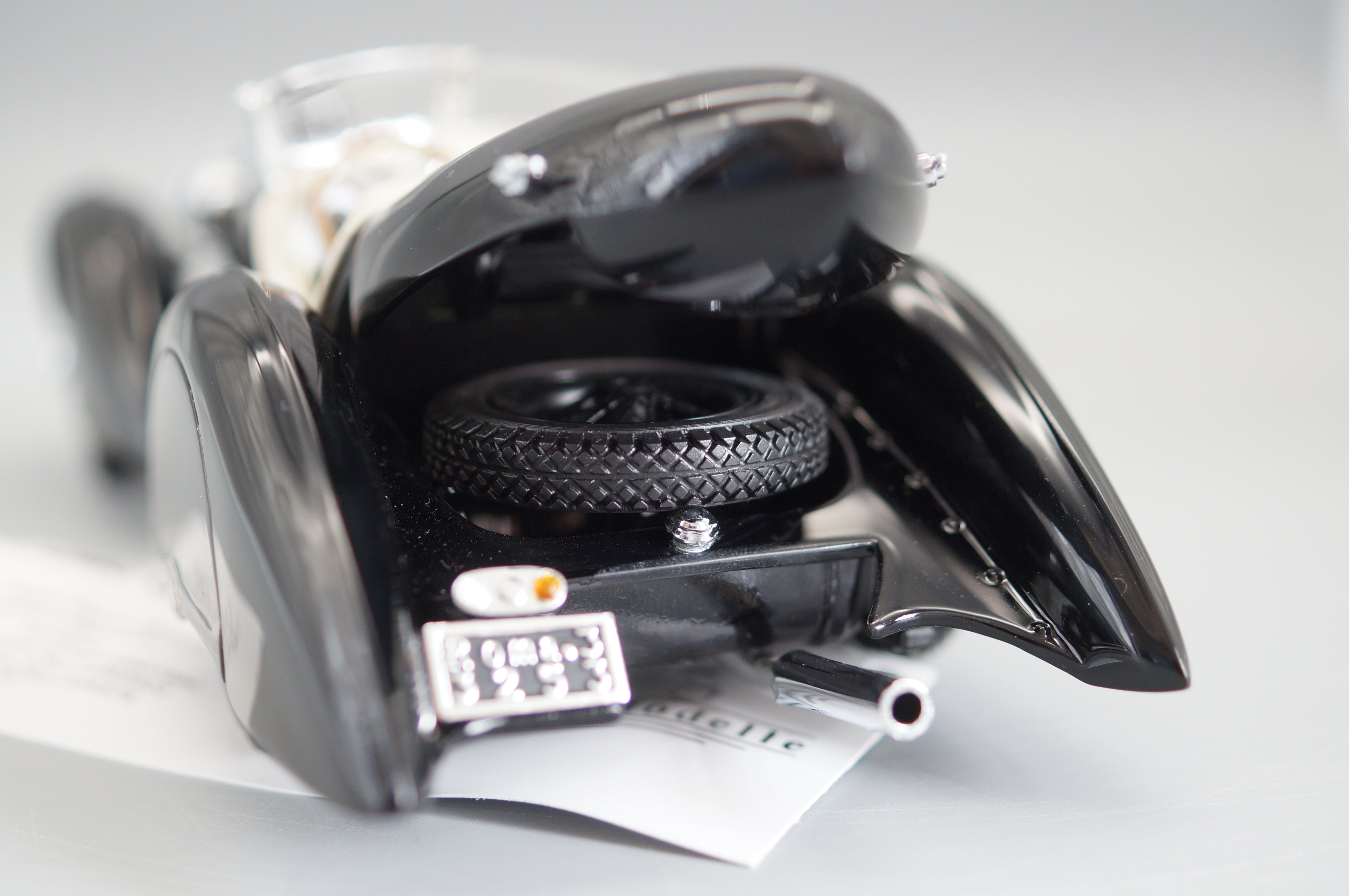 1/24 Mercedes-Benz SSK Trossi 'Der schwarze Prinz' CMC M-001 weisses Interieur -pre-owned