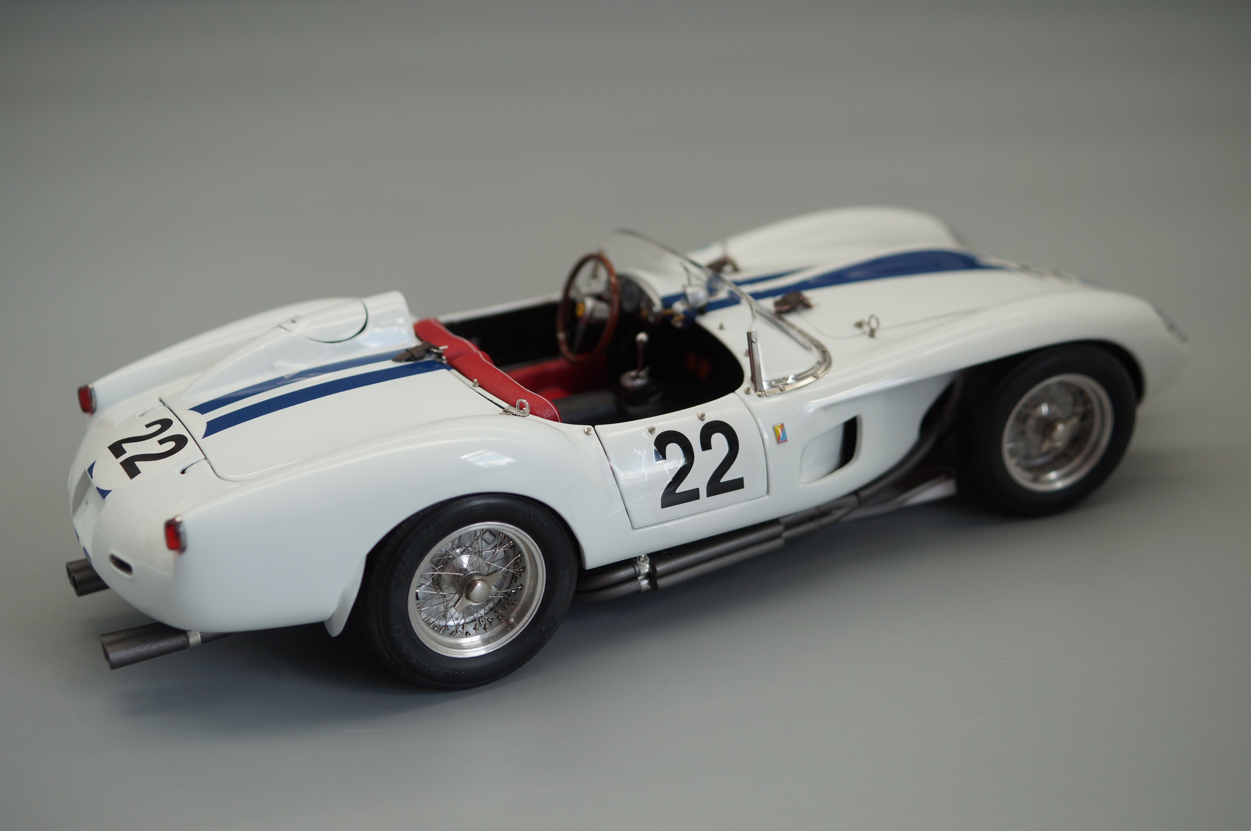 1/18 Ferrari 250 Testa Rossa #22 Pontoon Fender #2416/3000 CMC M-080 -pre-owned