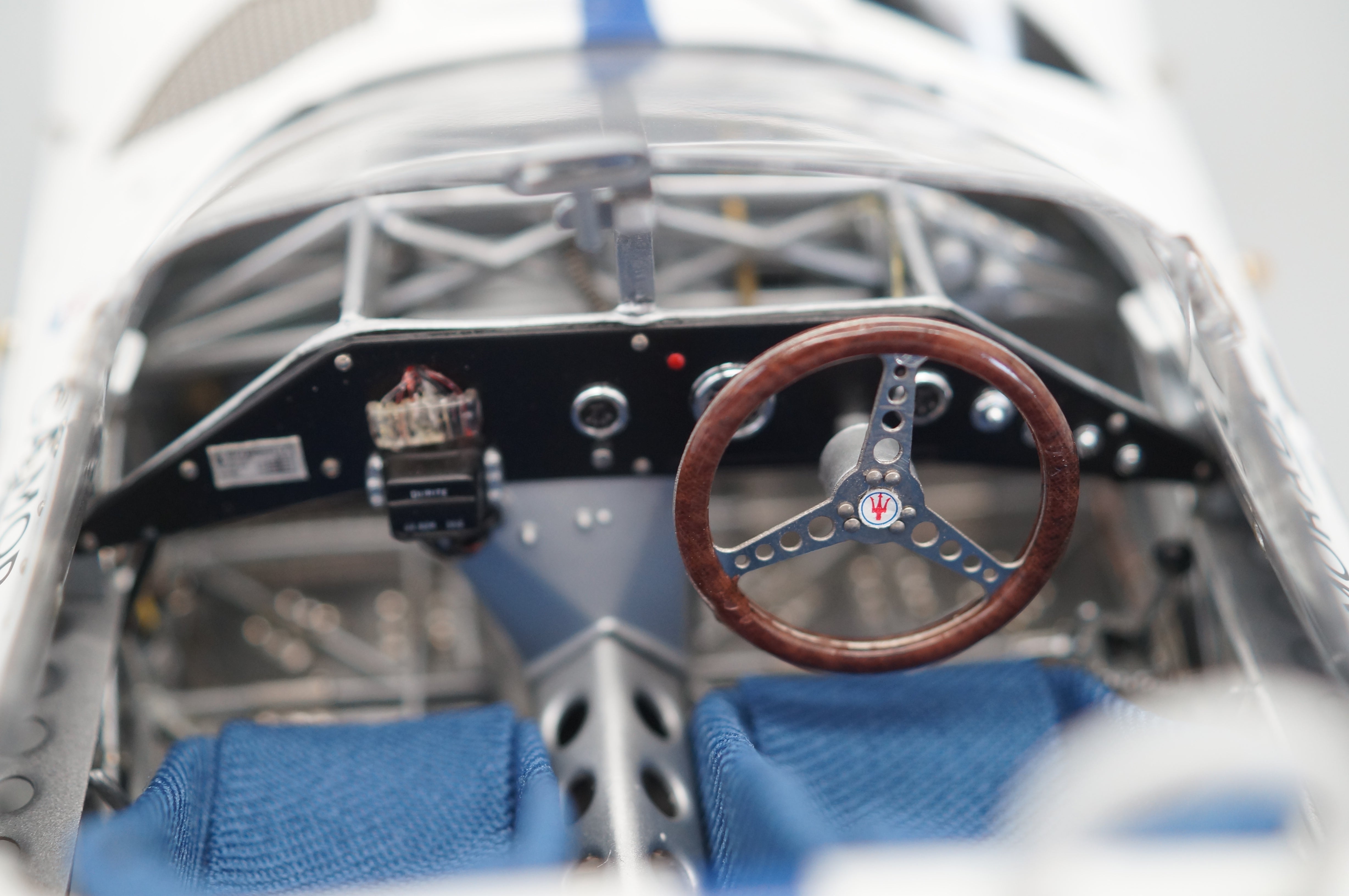 1/18 Maserati Birdcage #5 signiert von Dan Gurney #464/600 CMC M-062 -pre-owned