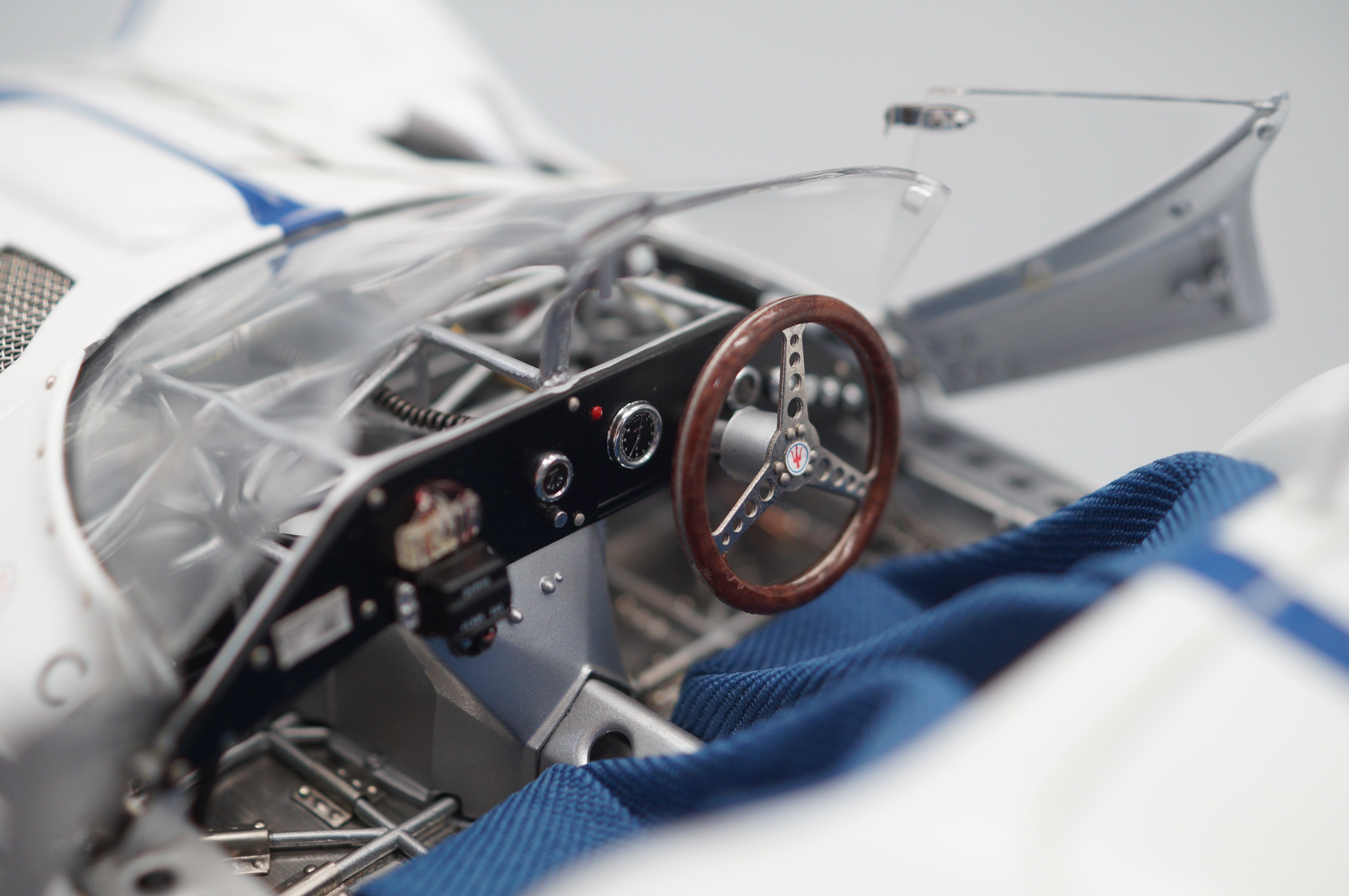 1/18 Maserati Birdcage #5 signiert von Dan Gurney #464/600 CMC M-062 -pre-owned