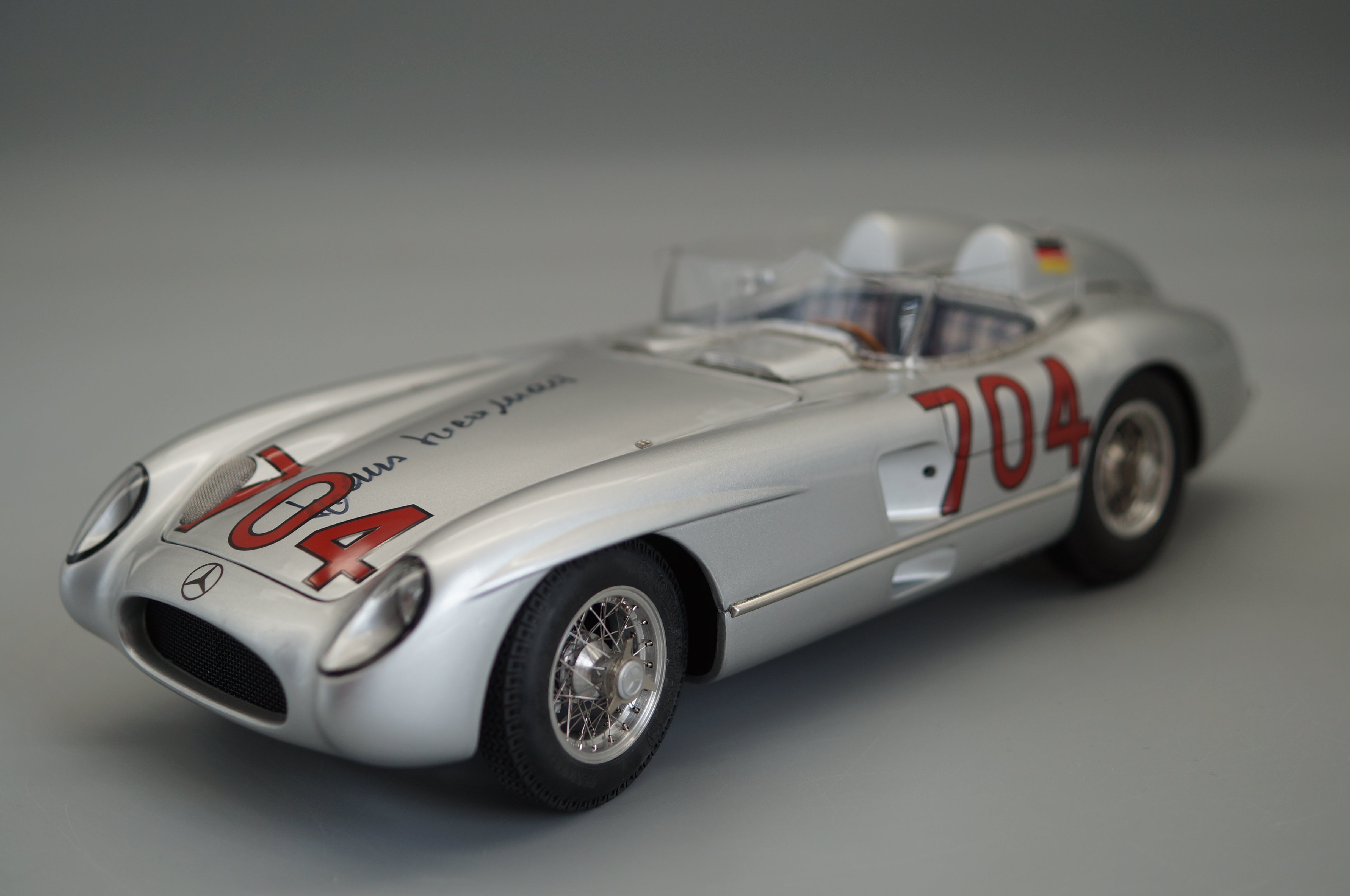 1/18 Mercedes-Benz 300 SLR #704 Hans Herrmann Signatur Edition #143/400 CMC M-124 -pre-owned
