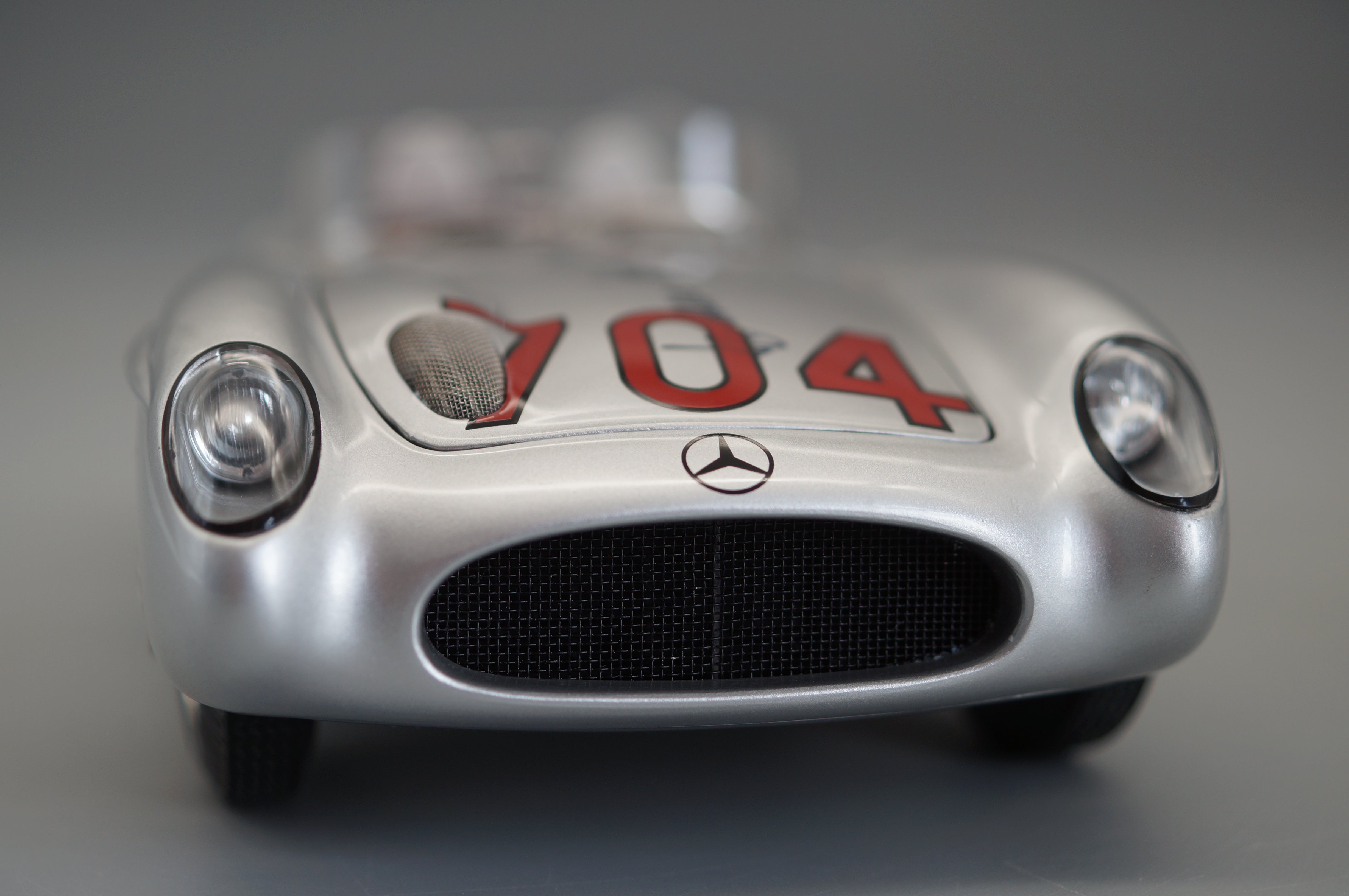 1/18 Mercedes-Benz 300 SLR #704 Hans Herrmann Signatur Edition #143/400 CMC M-124 -pre-owned
