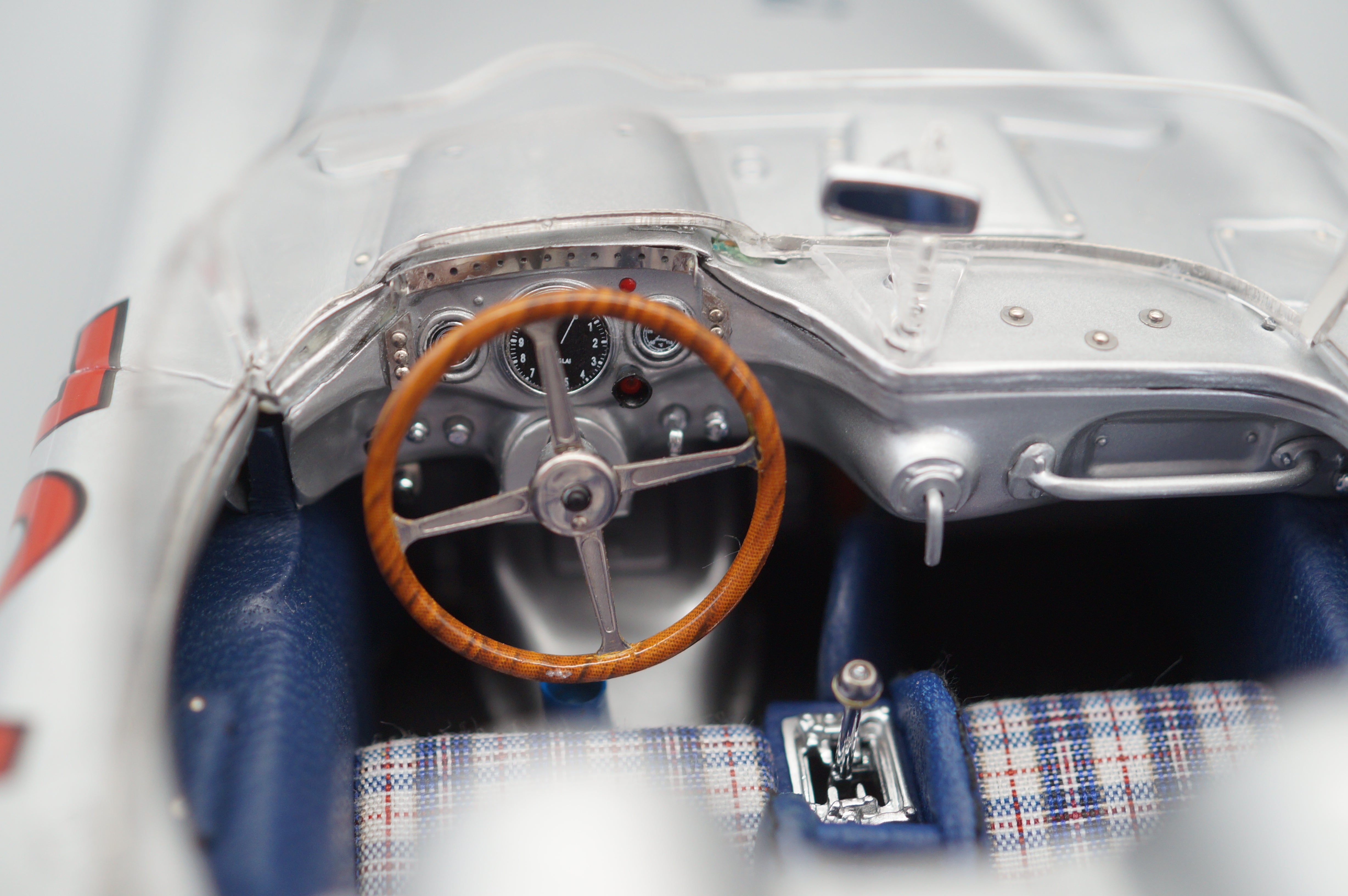 1/18 Mercedes-Benz 300 SLR #704 Hans Herrmann Signatur Edition #143/400 CMC M-124 -pre-owned