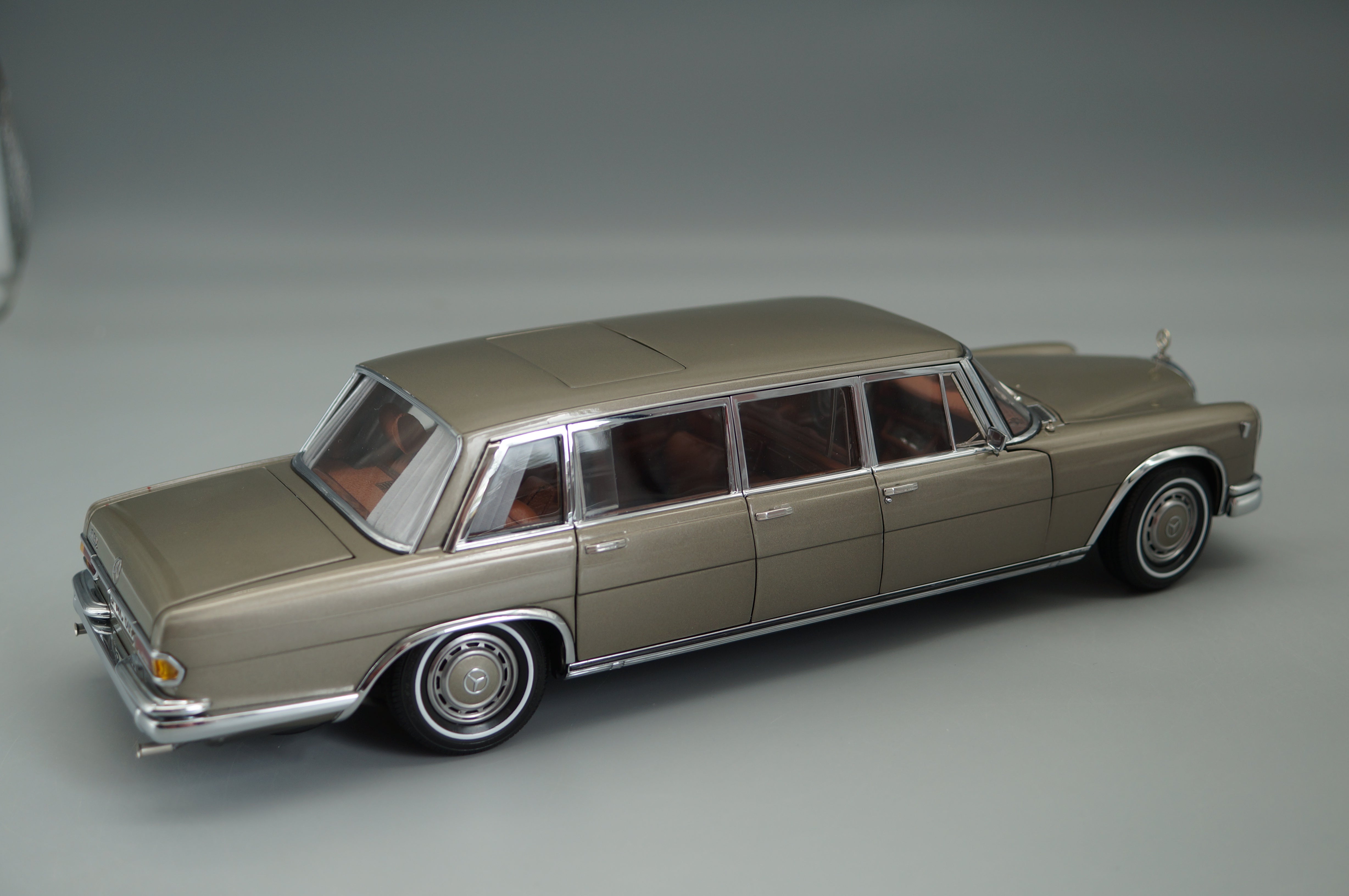 1/18 CMC Mercedes-Benz 600 Pullman (W100) Limousine mit Schiebedach #586 CMC M-204 -pre-owned