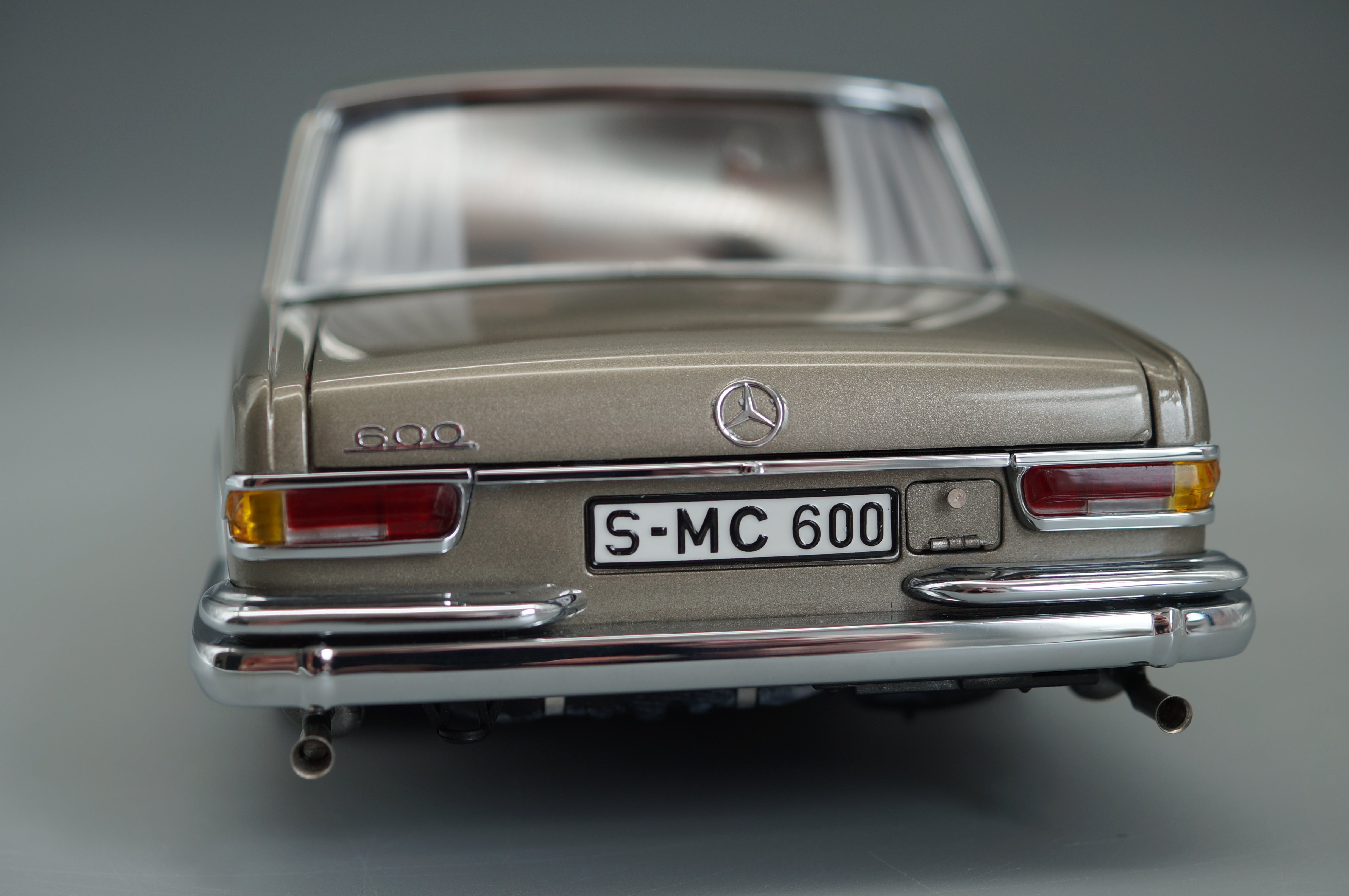 1/18 CMC Mercedes-Benz 600 Pullman (W100) Limousine mit Schiebedach #586 CMC M-204 -pre-owned