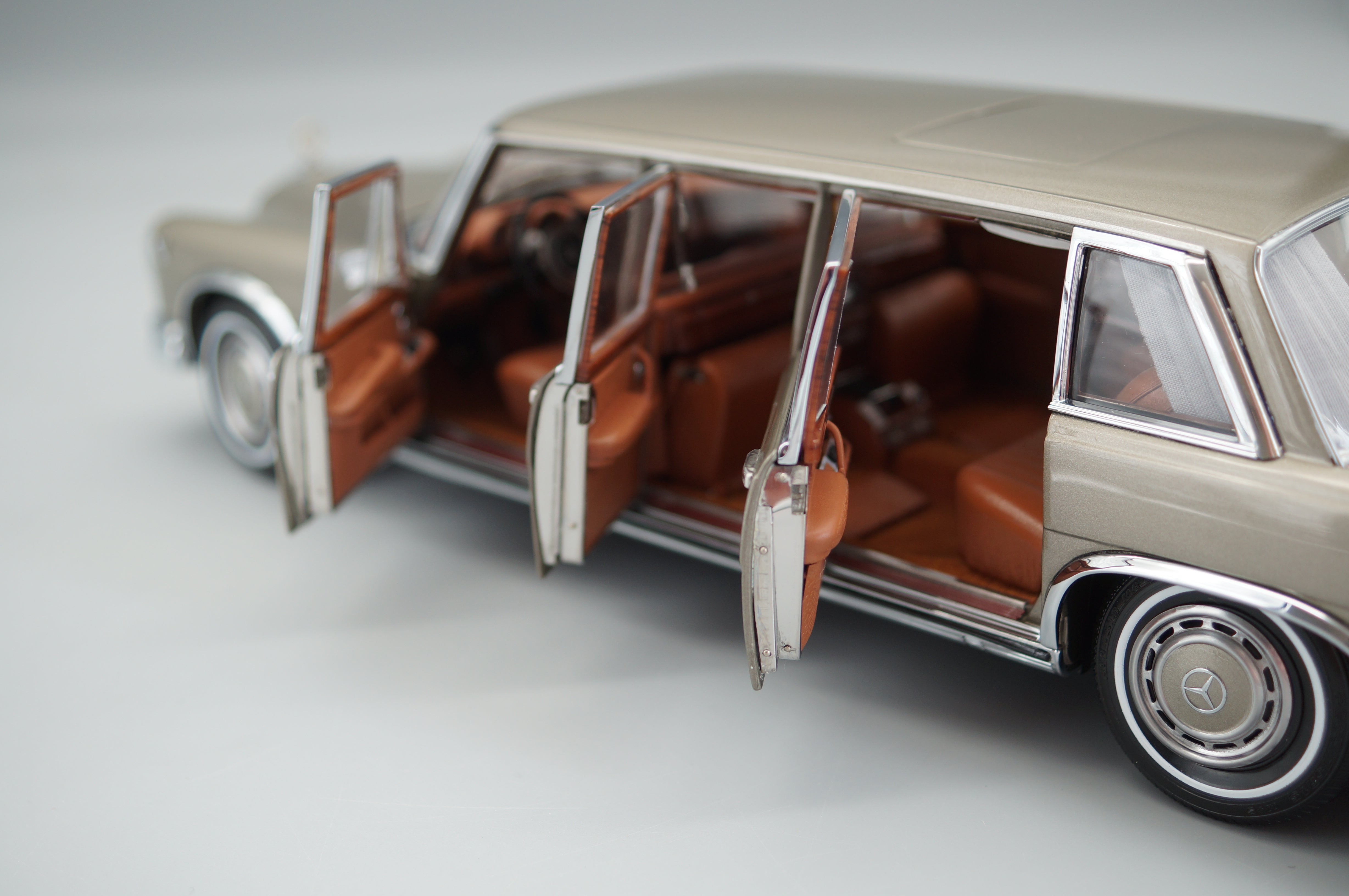 1/18 CMC Mercedes-Benz 600 Pullman (W100) Limousine mit Schiebedach #586 CMC M-204 -pre-owned
