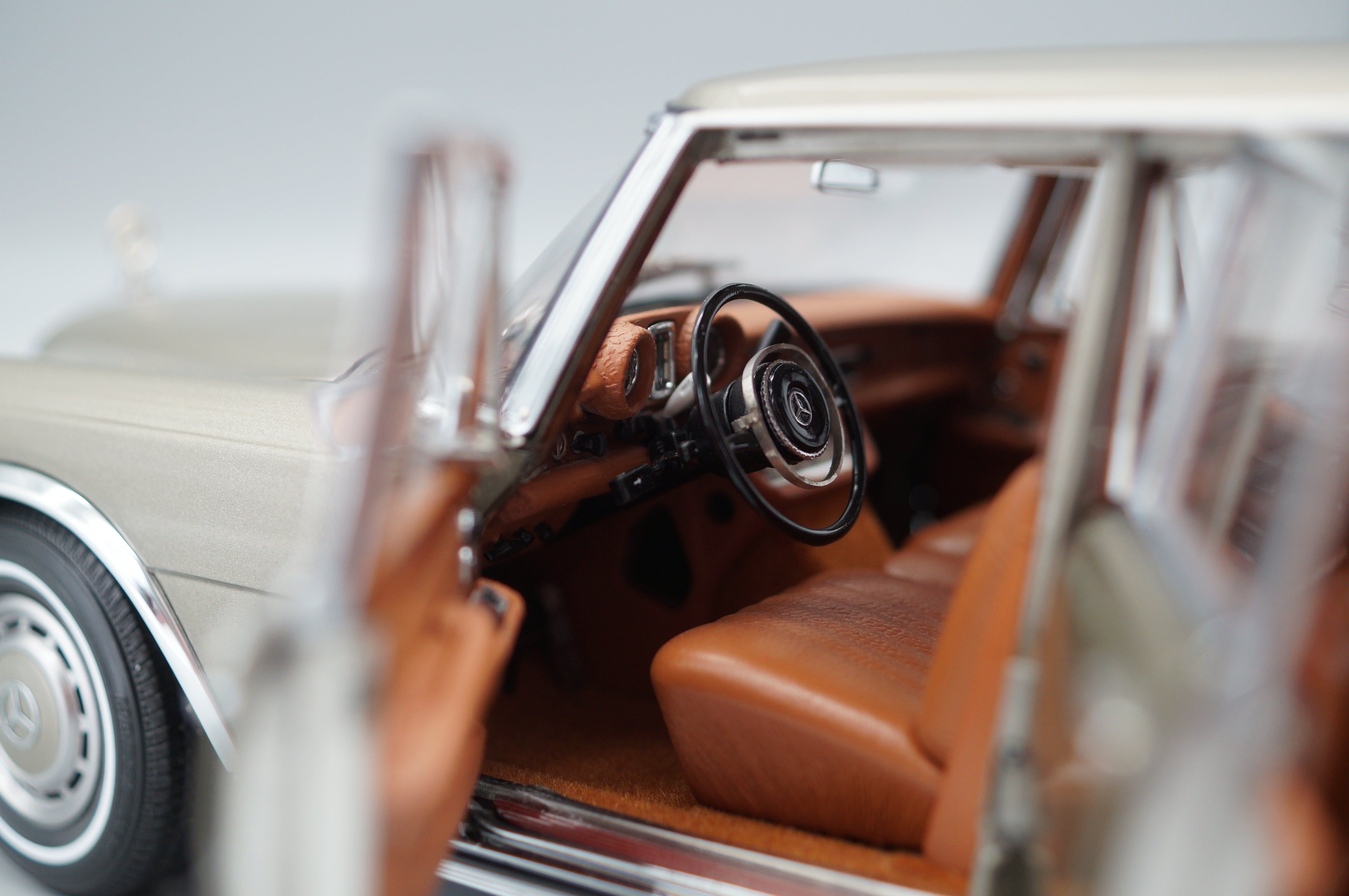 1/18 CMC Mercedes-Benz 600 Pullman (W100) Limousine mit Schiebedach #586 CMC M-204 -pre-owned