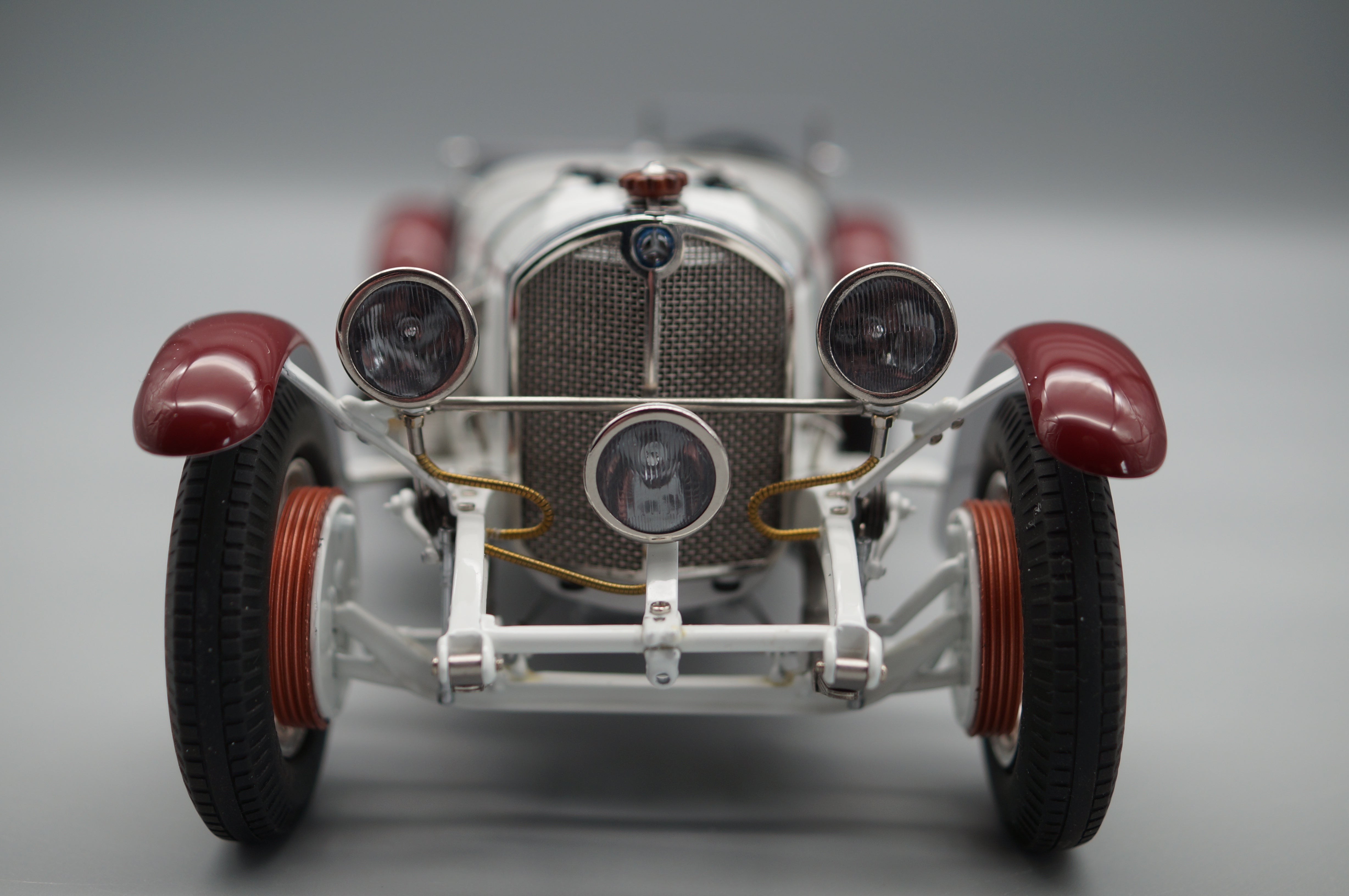1:18 Mercedes-Benz SSKL #87 R. Caracciola Mille Miglia 1931 'Der weiße Elefant' CMC M-055 -pre-owned-