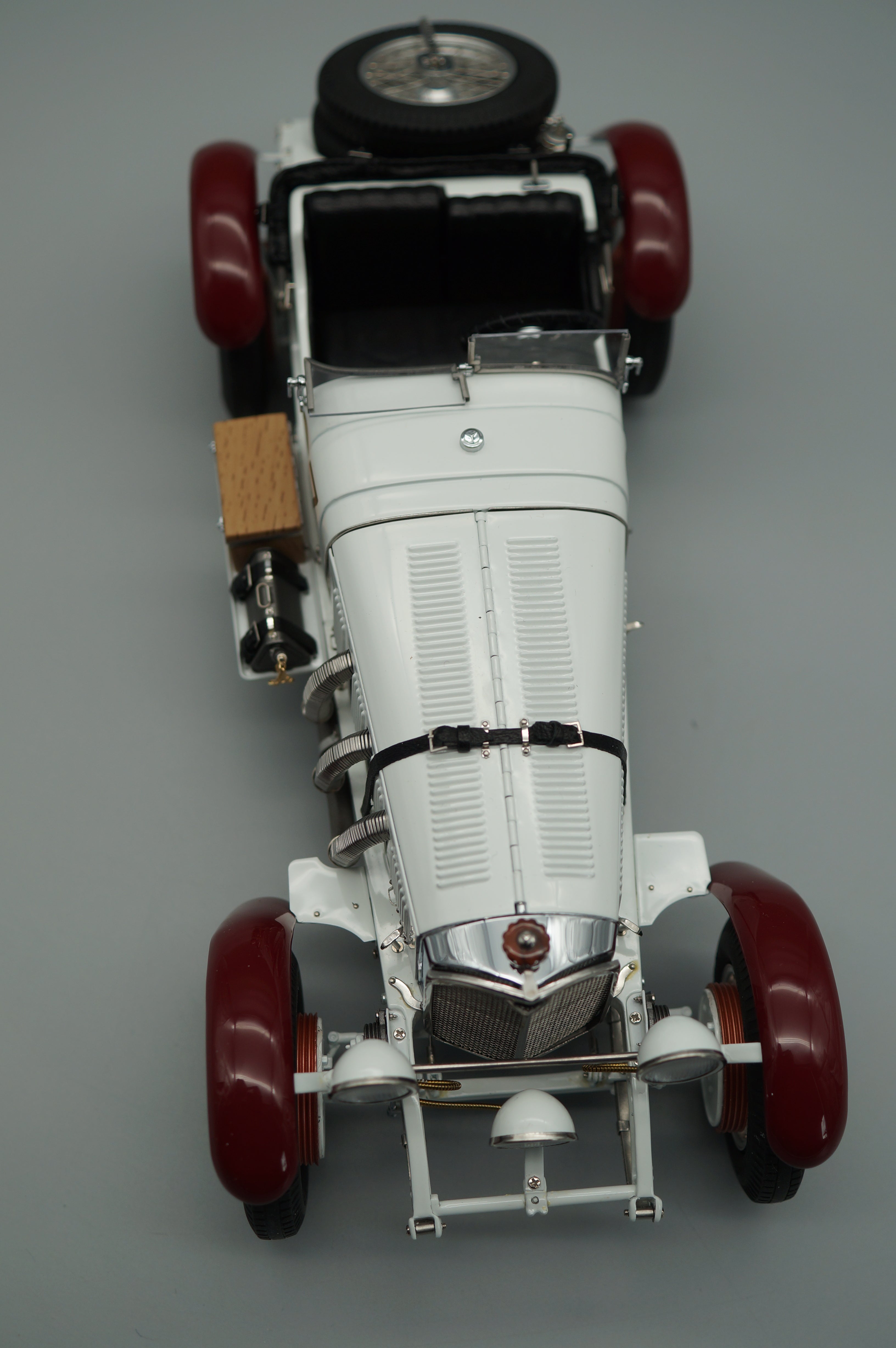 1:18 Mercedes-Benz SSKL #87 R. Caracciola Mille Miglia 1931 'Der weiße Elefant' CMC M-055 -pre-owned-