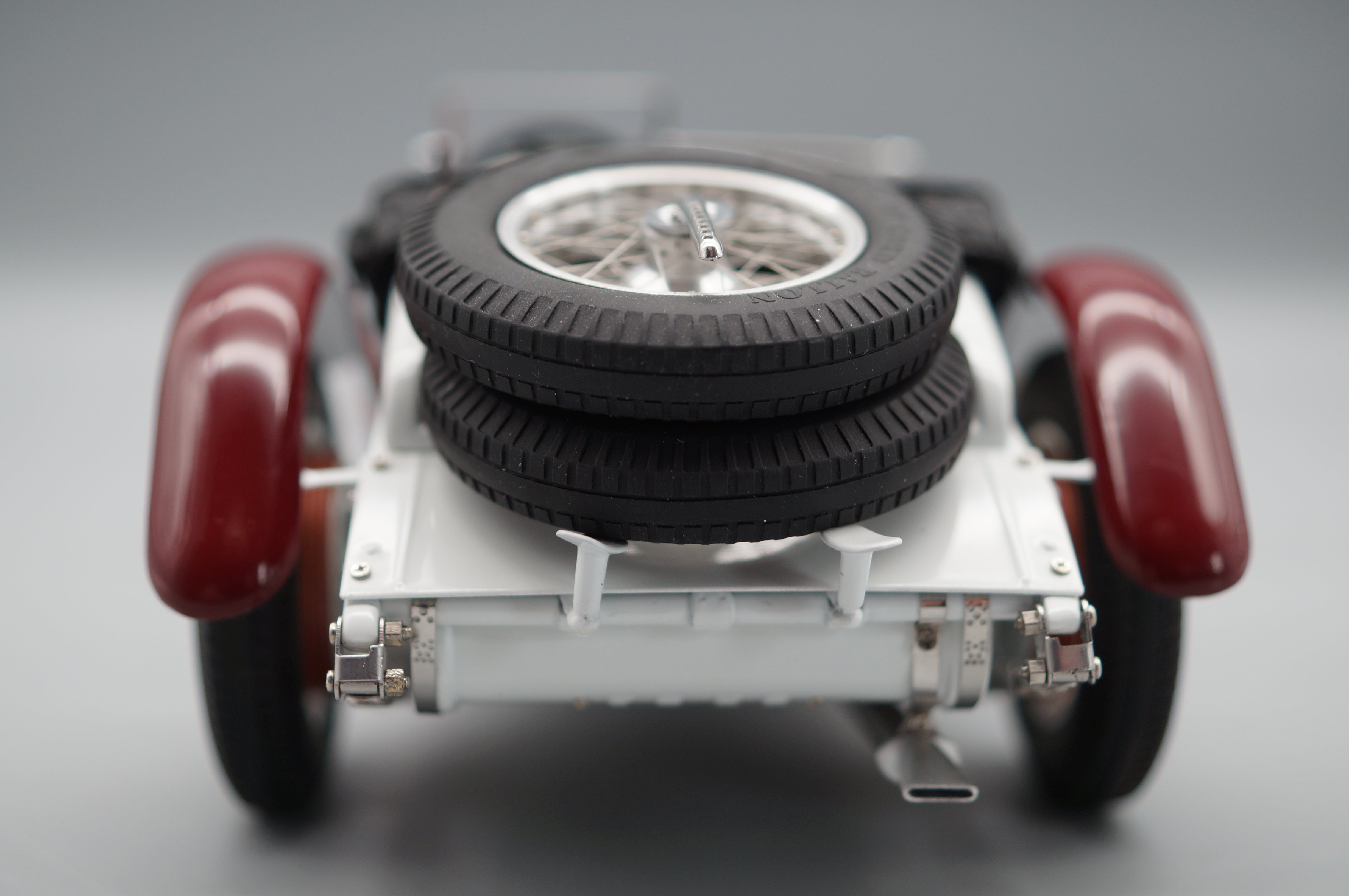 1:18 Mercedes-Benz SSKL #87 R. Caracciola Mille Miglia 1931 'Der weiße Elefant' CMC M-055 -pre-owned-
