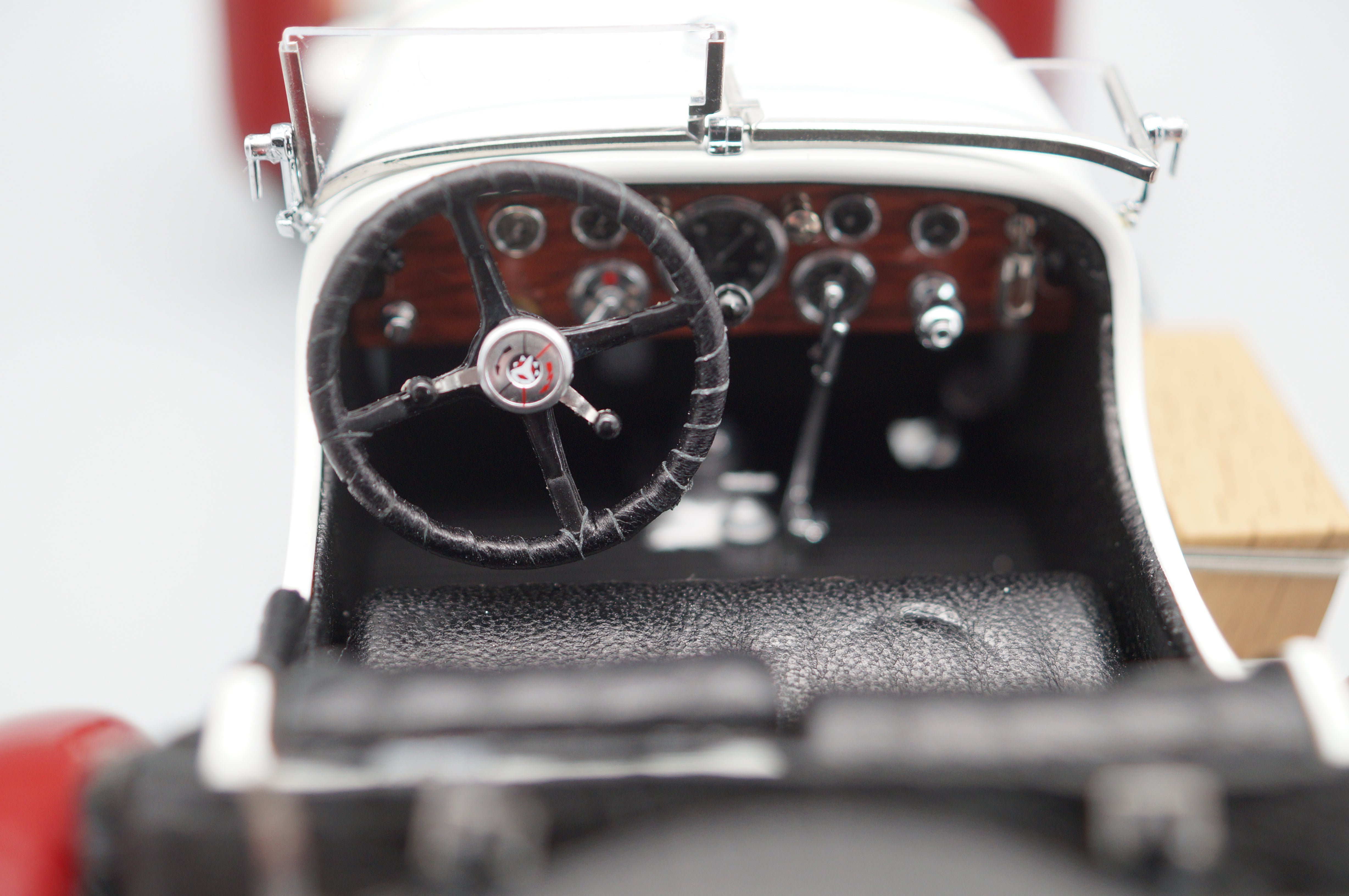 1:18 Mercedes-Benz SSKL #87 R. Caracciola Mille Miglia 1931 'Der weiße Elefant' CMC M-055 -pre-owned-