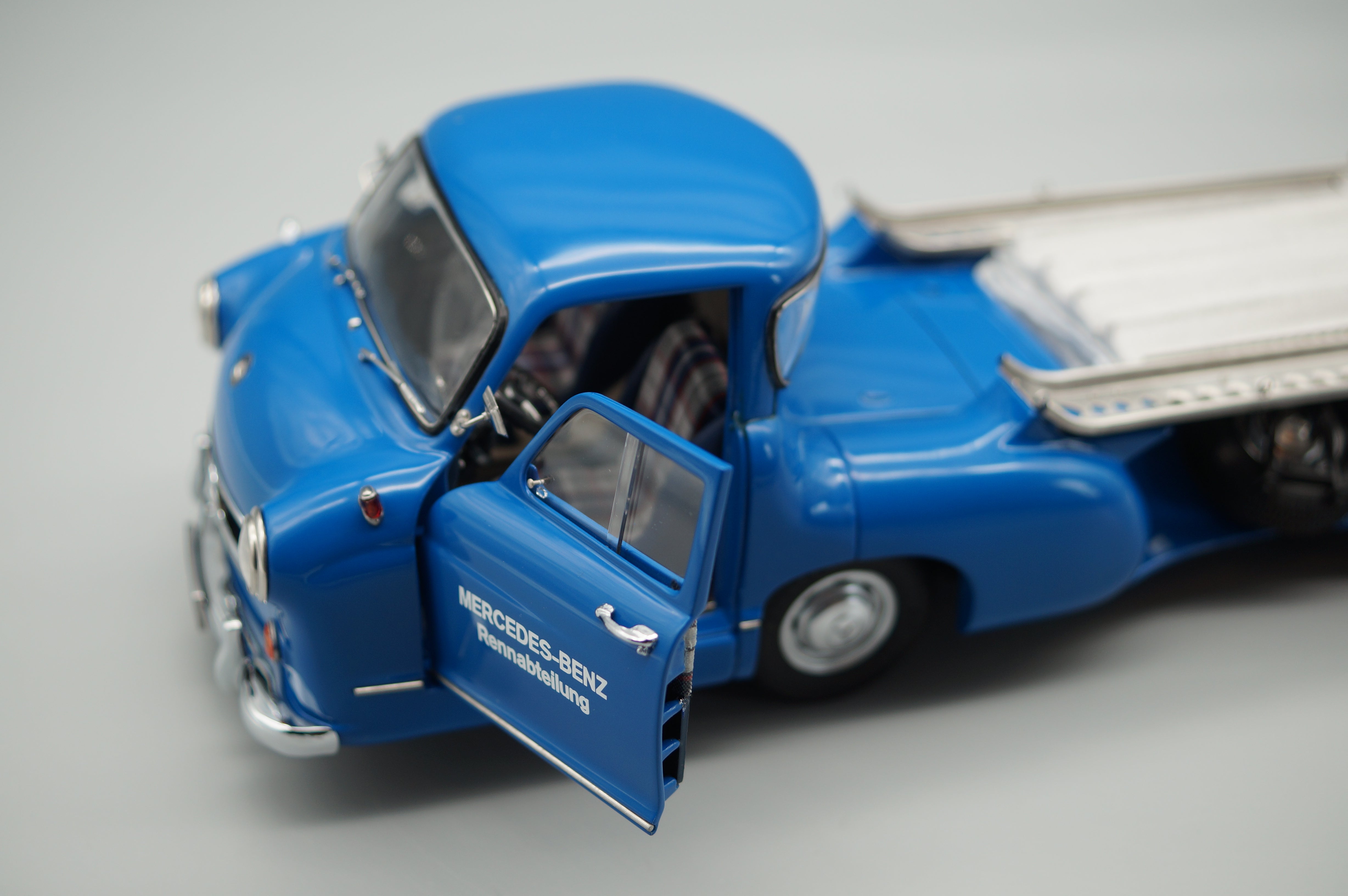 1:18 Mercedes-Benz Renntransporter "Das blaue Wunder" 1954/55 ÜBERARBEITETE VERSION CMC M-143 -pre-owned-