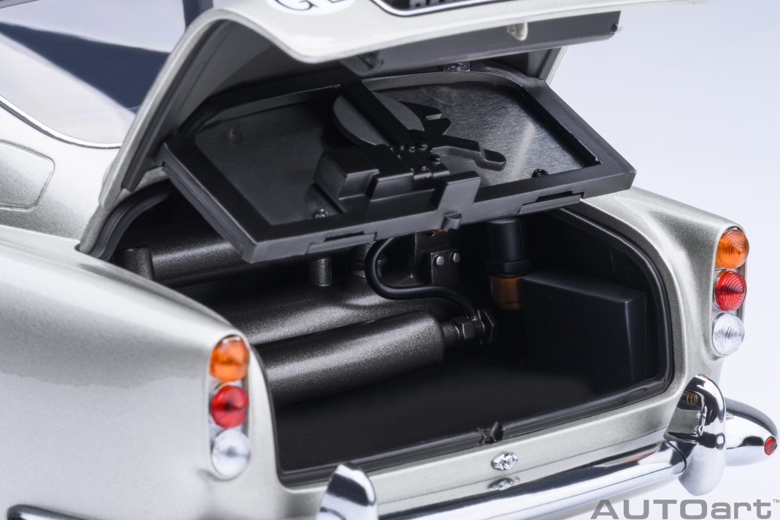 1/18 AUTOart Aston Martin DB5 “Goldfinger” (Silver) with weapons