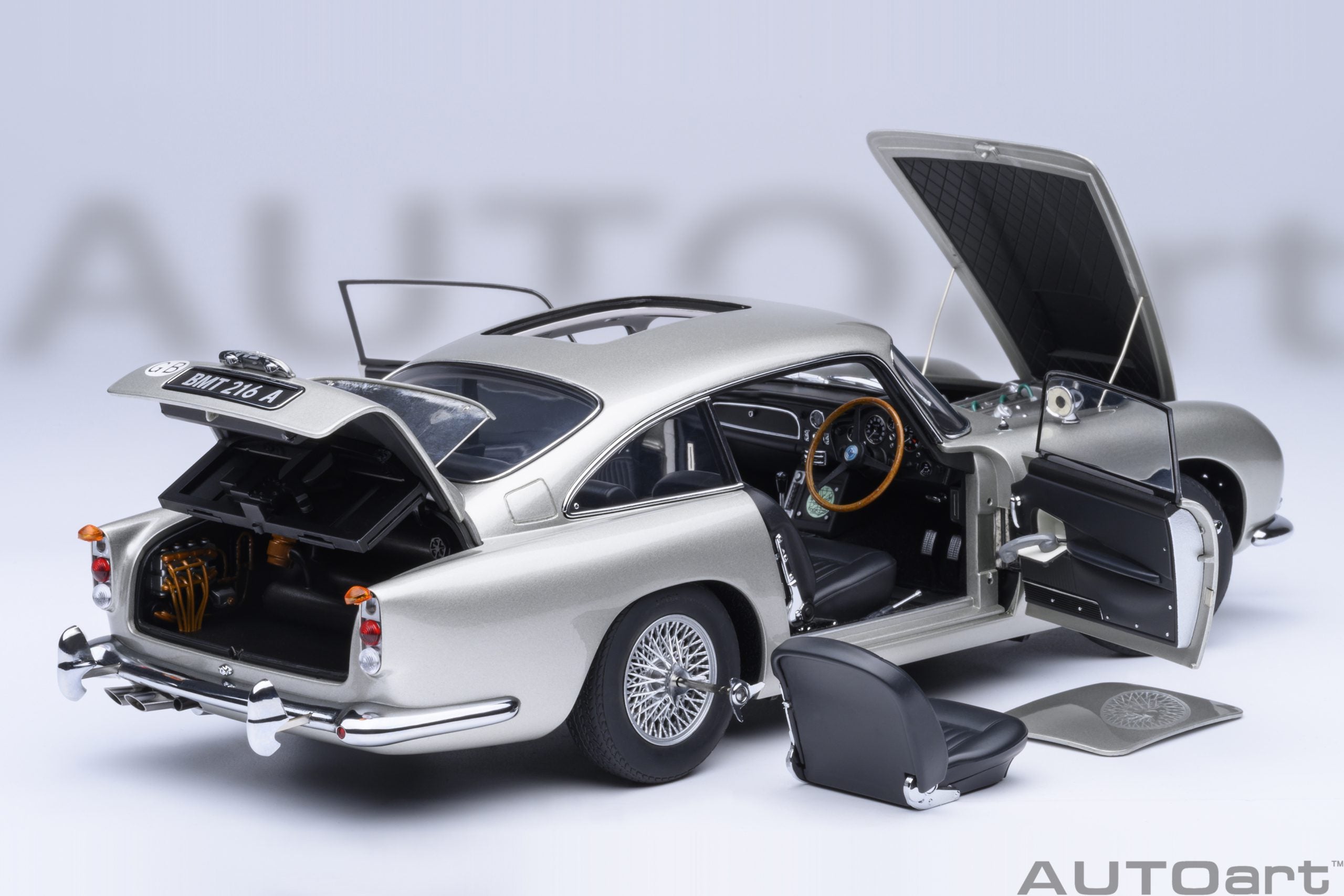 1/18 AUTOart Aston Martin DB5 “Goldfinger” (Silver) with weapons
