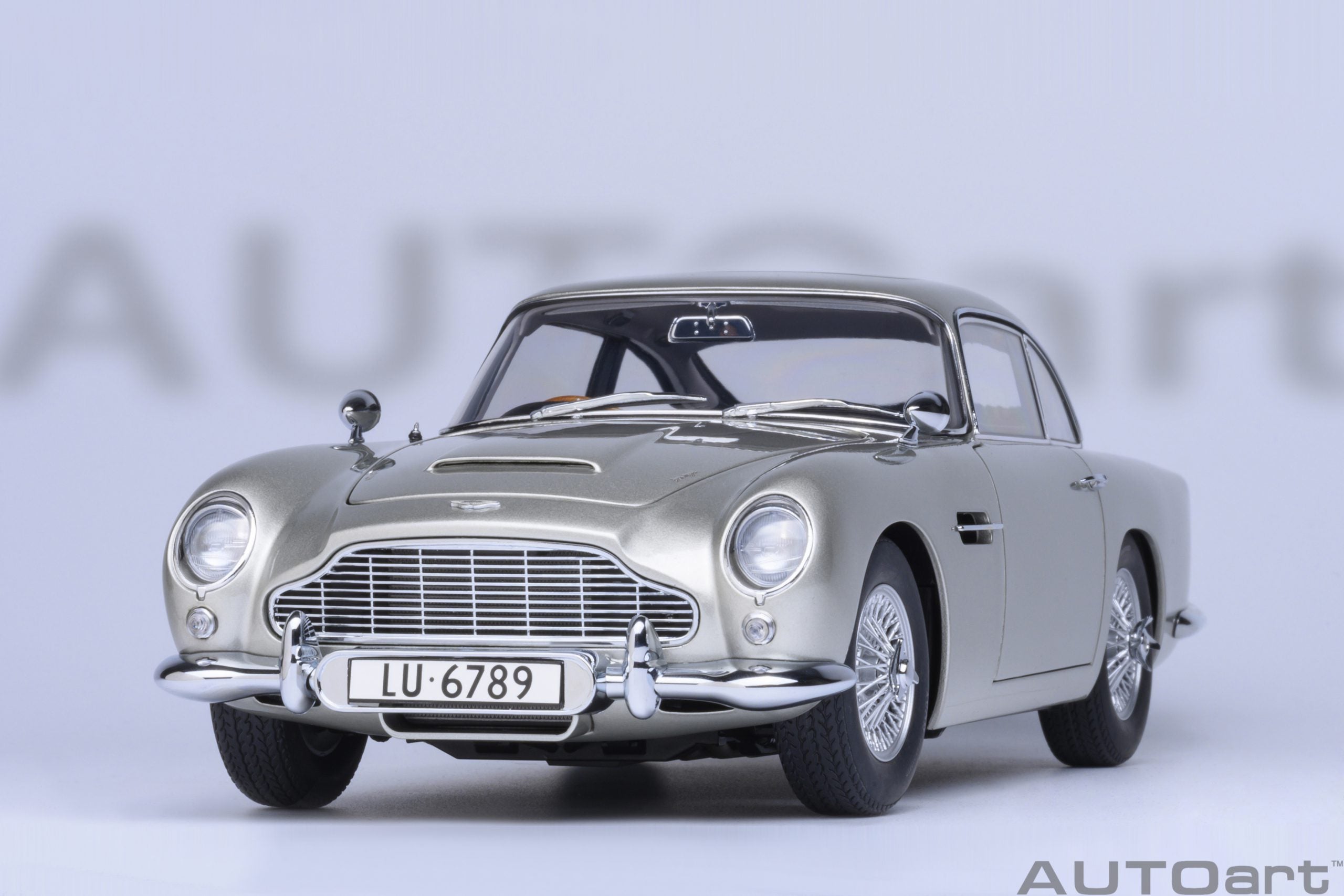 1/18 AUTOart Aston Martin DB5 “Goldfinger” (Silver) with weapons