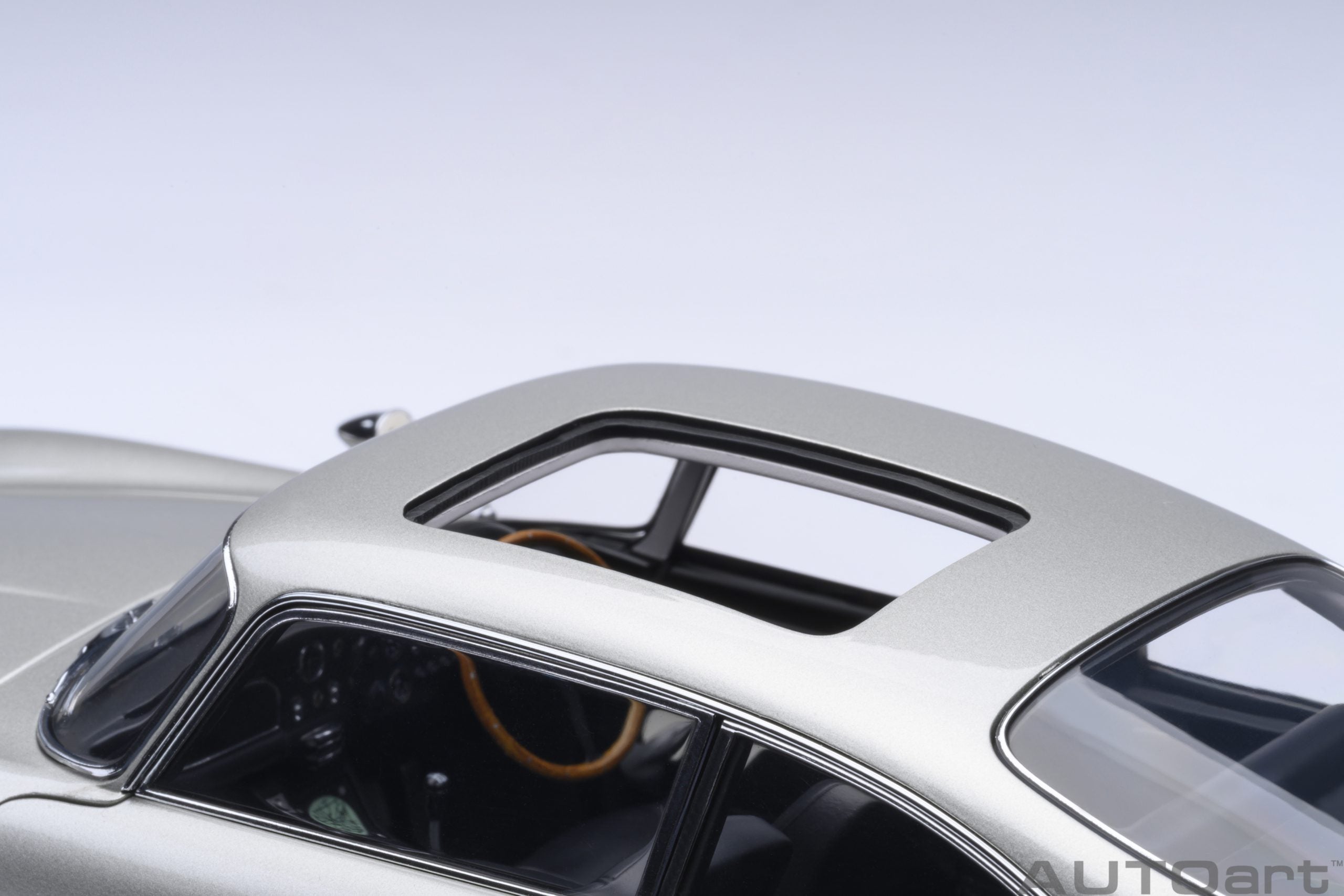 1/18 AUTOart Aston Martin DB5 “Goldfinger” (Silver) with weapons