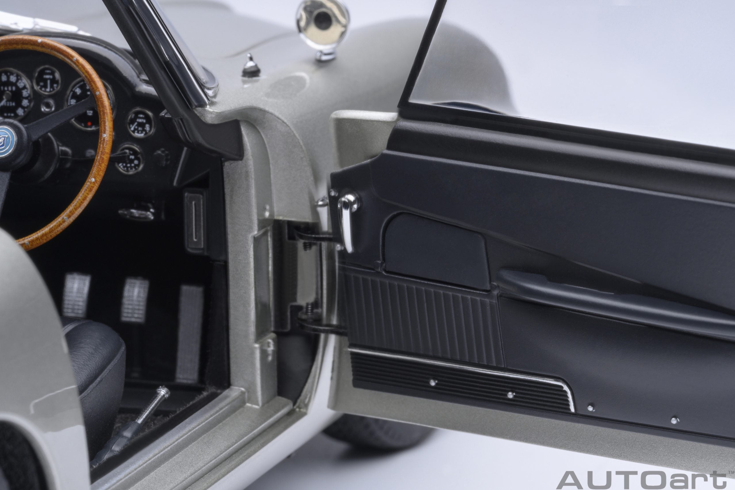 1/18 AUTOart Aston Martin DB5 “Goldfinger” (Silver) with weapons