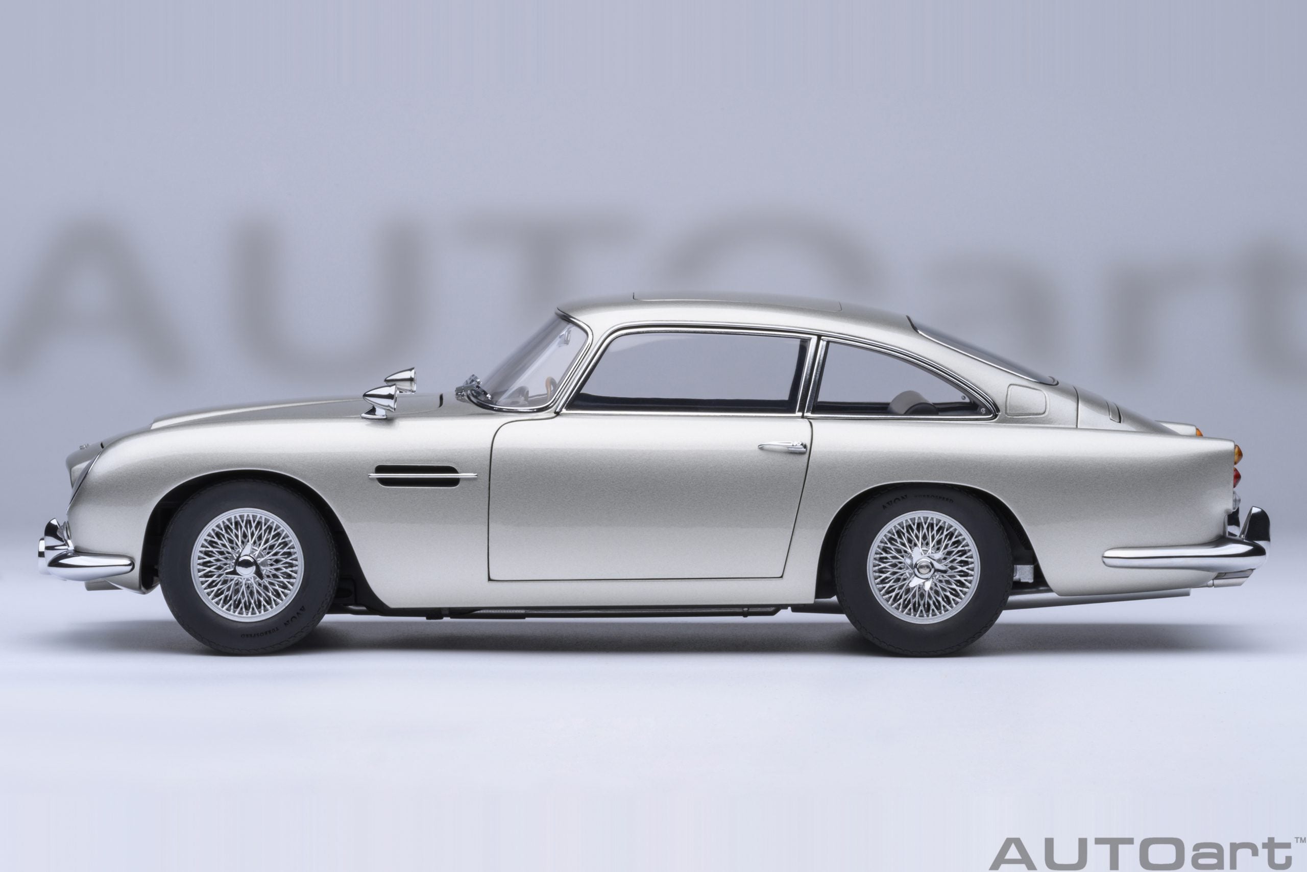 1/18 AUTOart Aston Martin DB5 “Goldfinger” (Silver) with weapons